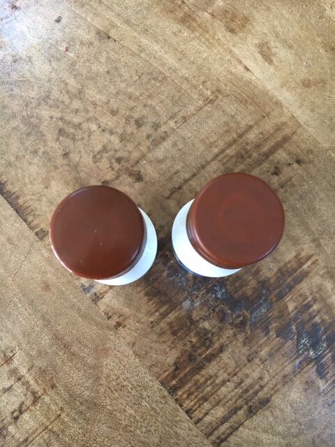 Mobil salt and pepper shaker