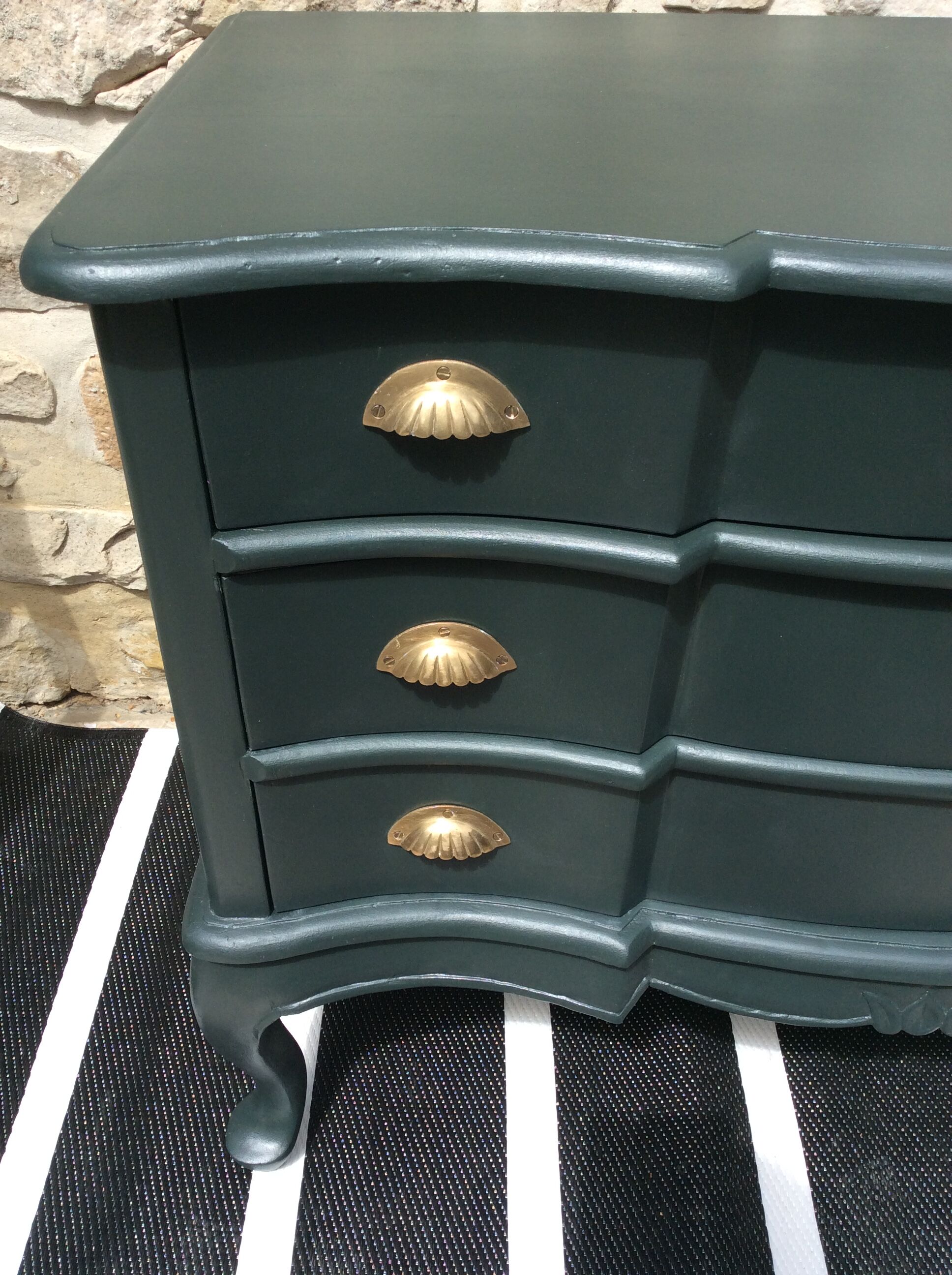 Chest of drawers crossbow