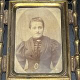 Photographie ancienne d'une femme dans un cadre en laiton