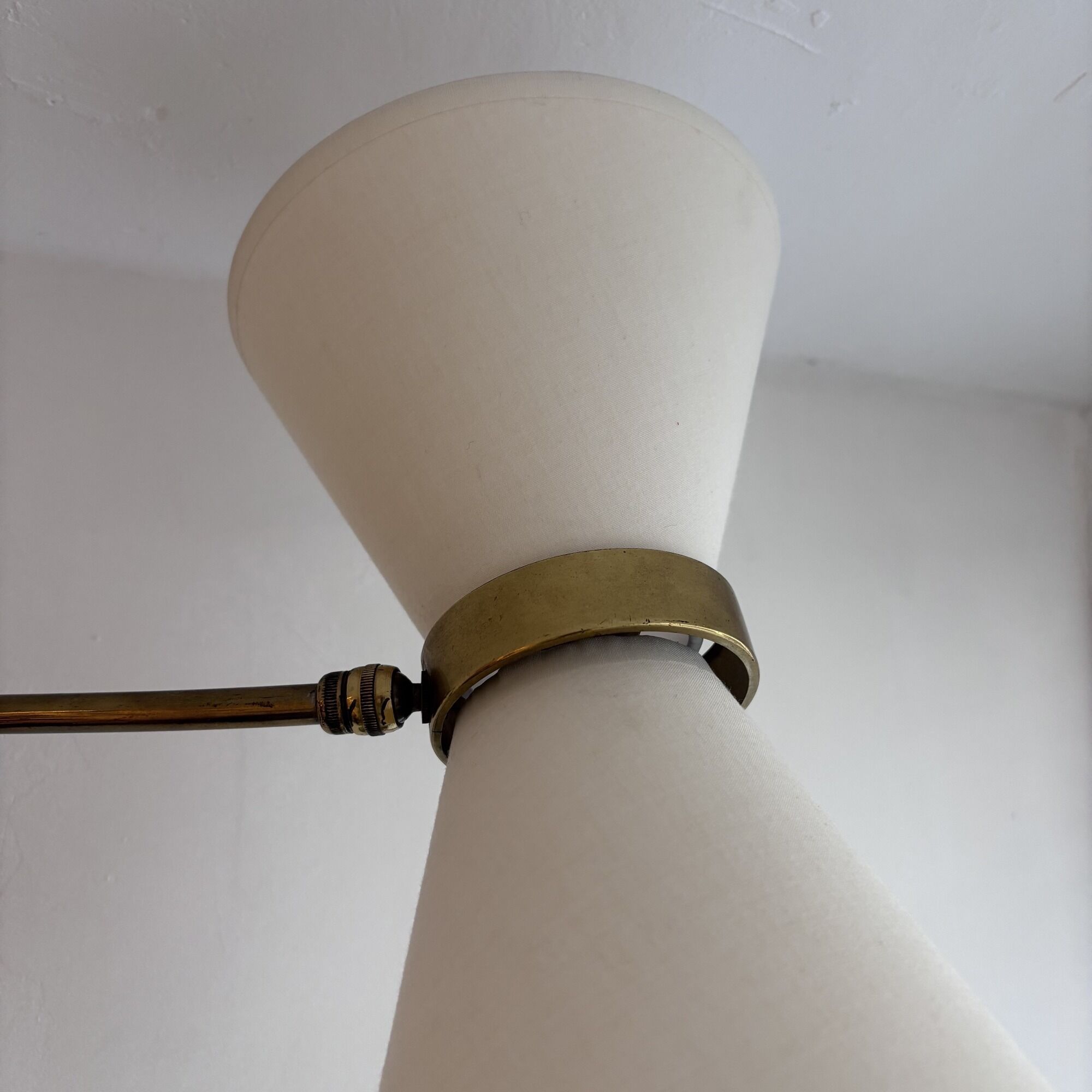 Adjustable wall light in the Maison Lunel style.