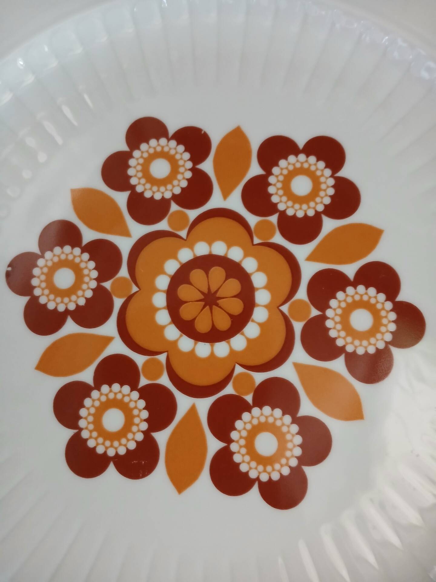 Plat ancien aux motifs années 70