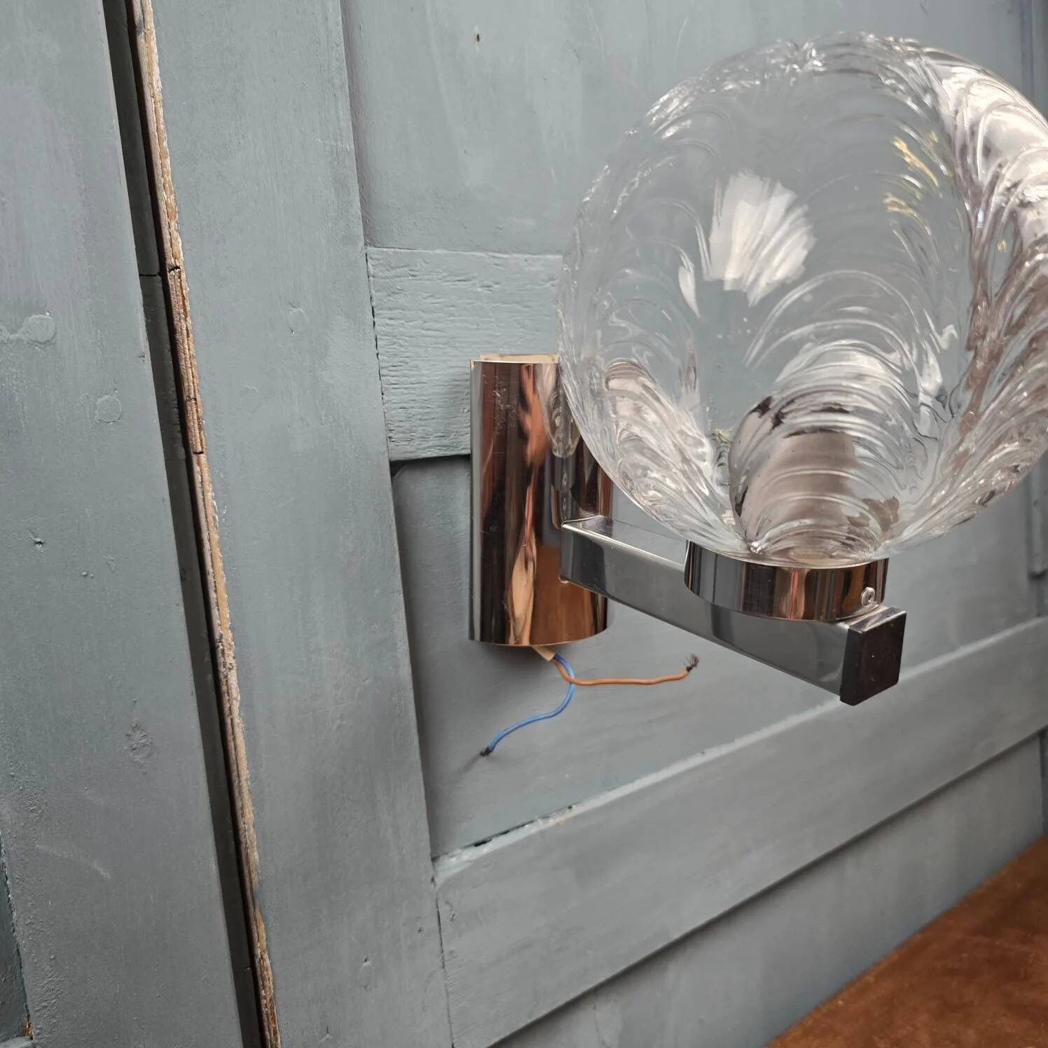Vintage Space Age chrome wall light – Moulded glass globe
