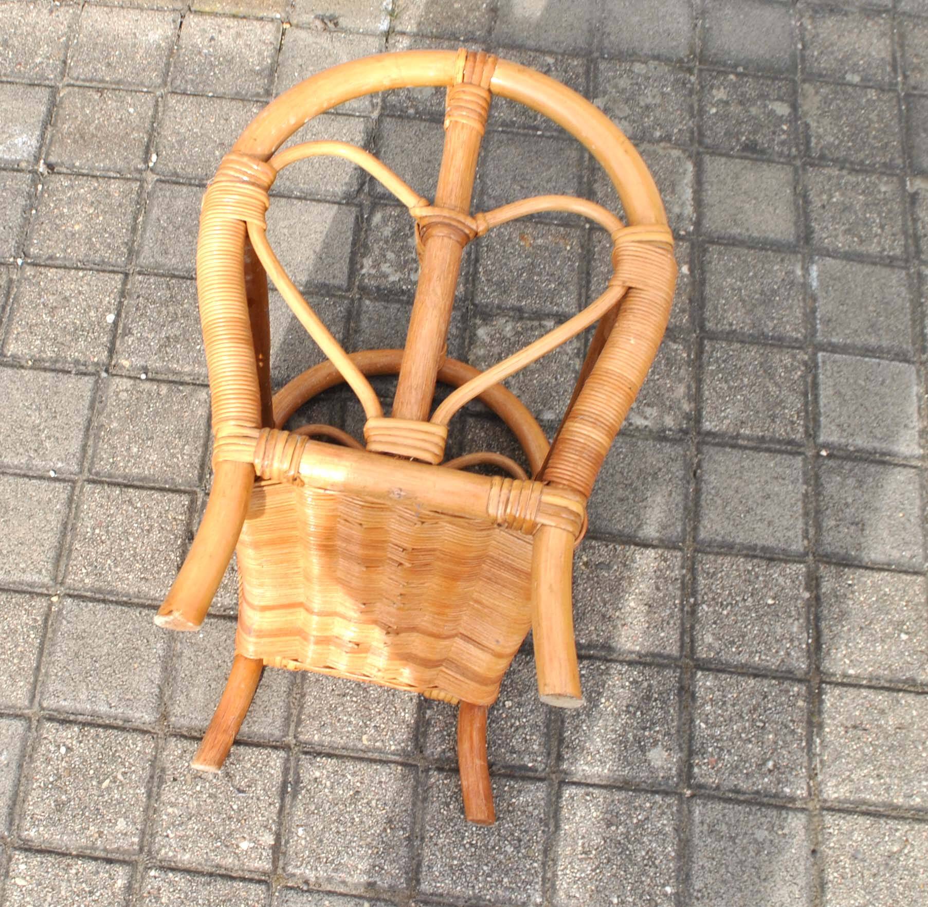 Magazine basket in vintage rattan and bamboo - heart pattern