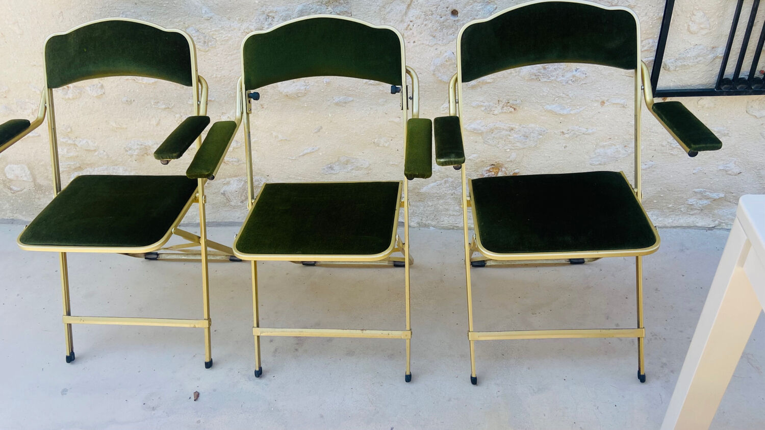 Lot de 3 chaises pliables Chaisor en velours vert et piétement or de 1996