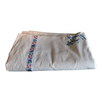 Drap ancien brodé métis fleur bleue dans la lisière 205 X 315 cm