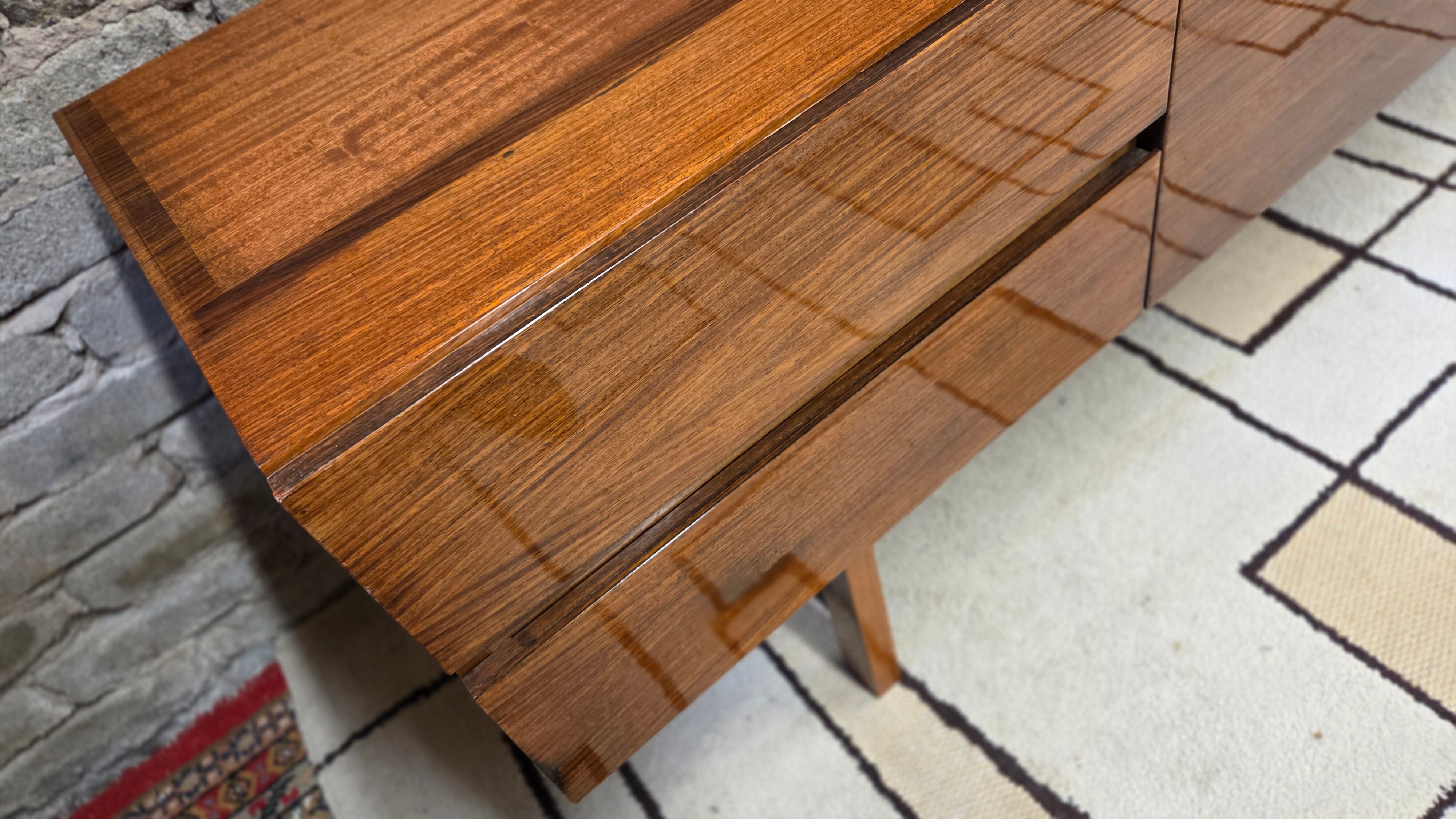 Vintage Scandinavian lowboard in teak – Minimalist sideboard from the 60s/70s.
