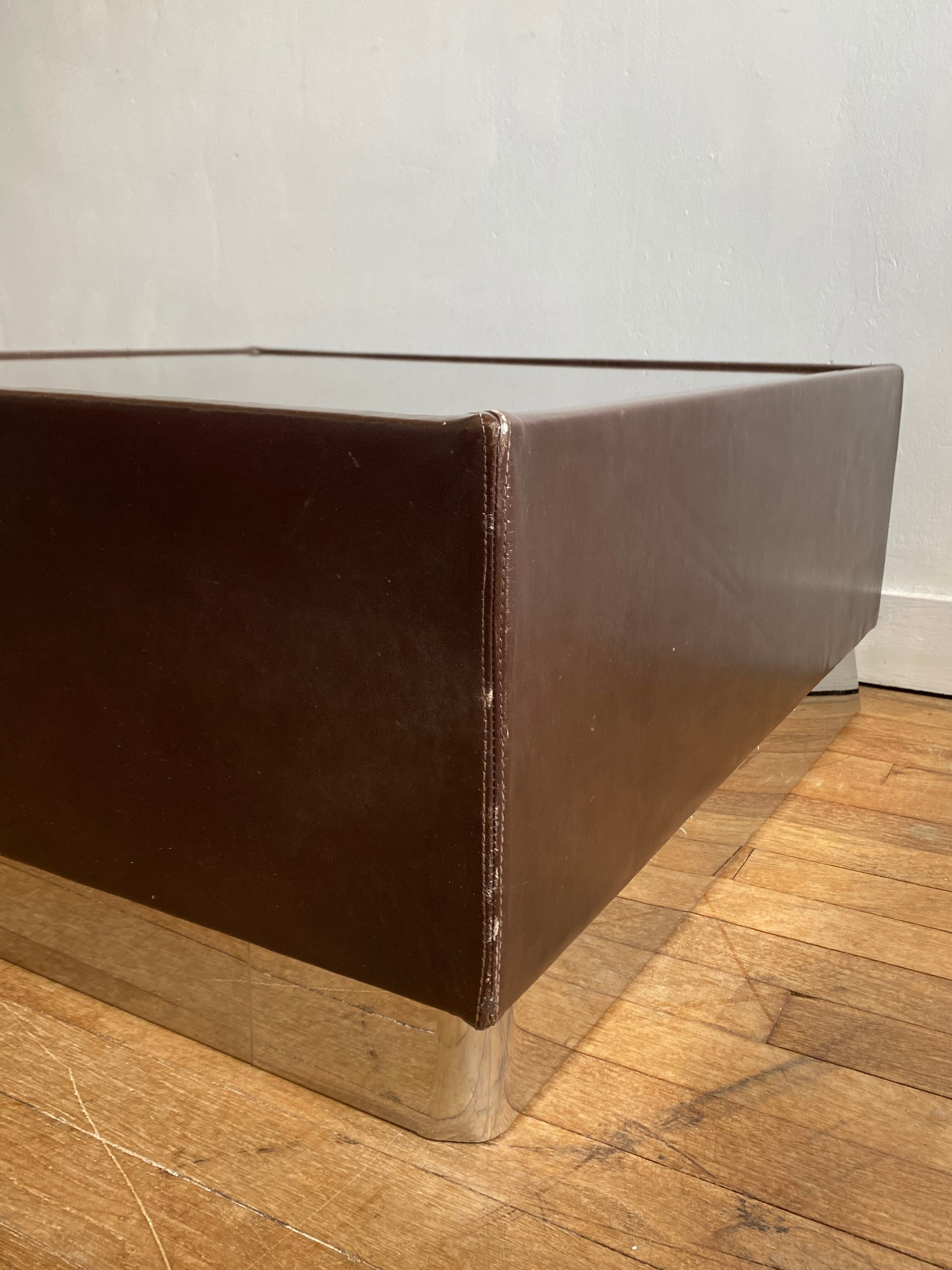 Table basse cuir chocolat vintage 1970