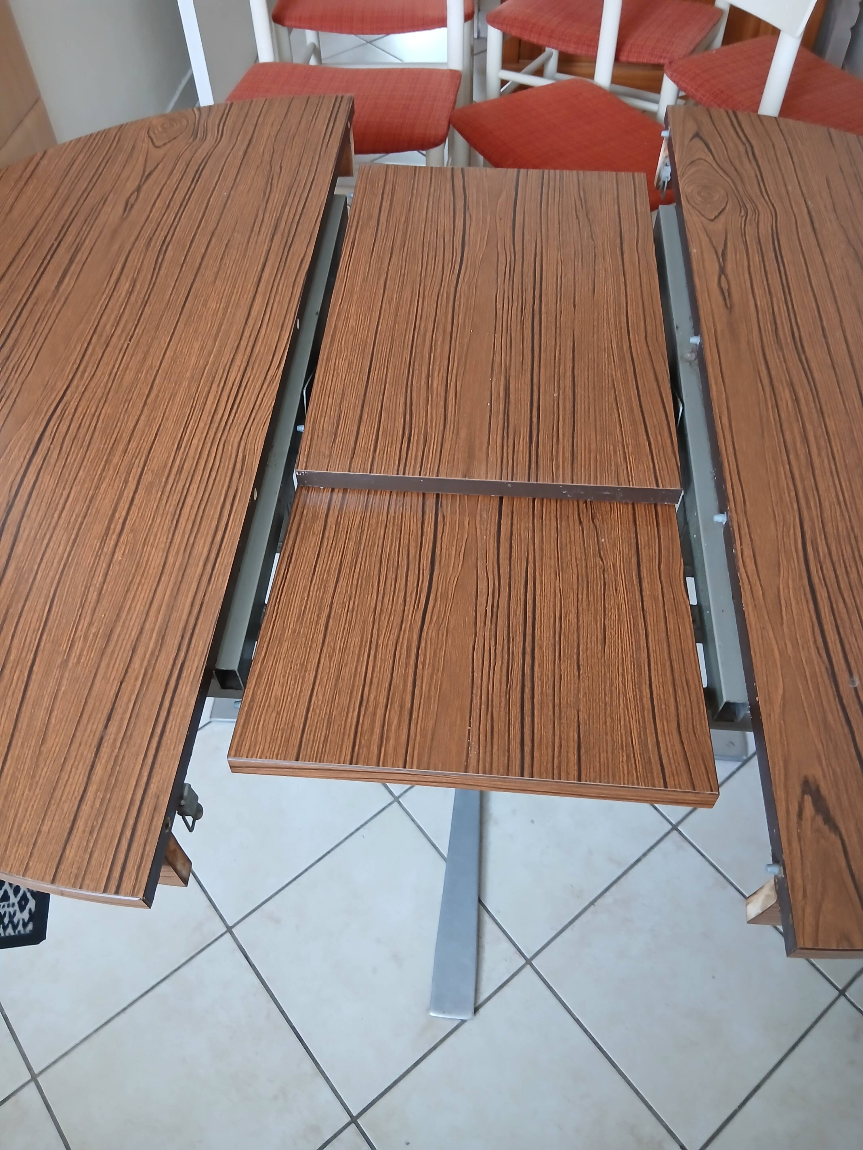 Round butterfly formica table