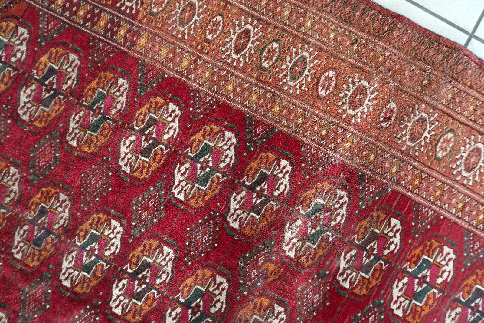 Authentic antique Turkmen Tekke rug 134cm x 183cm - Gul motifs (1C1197)