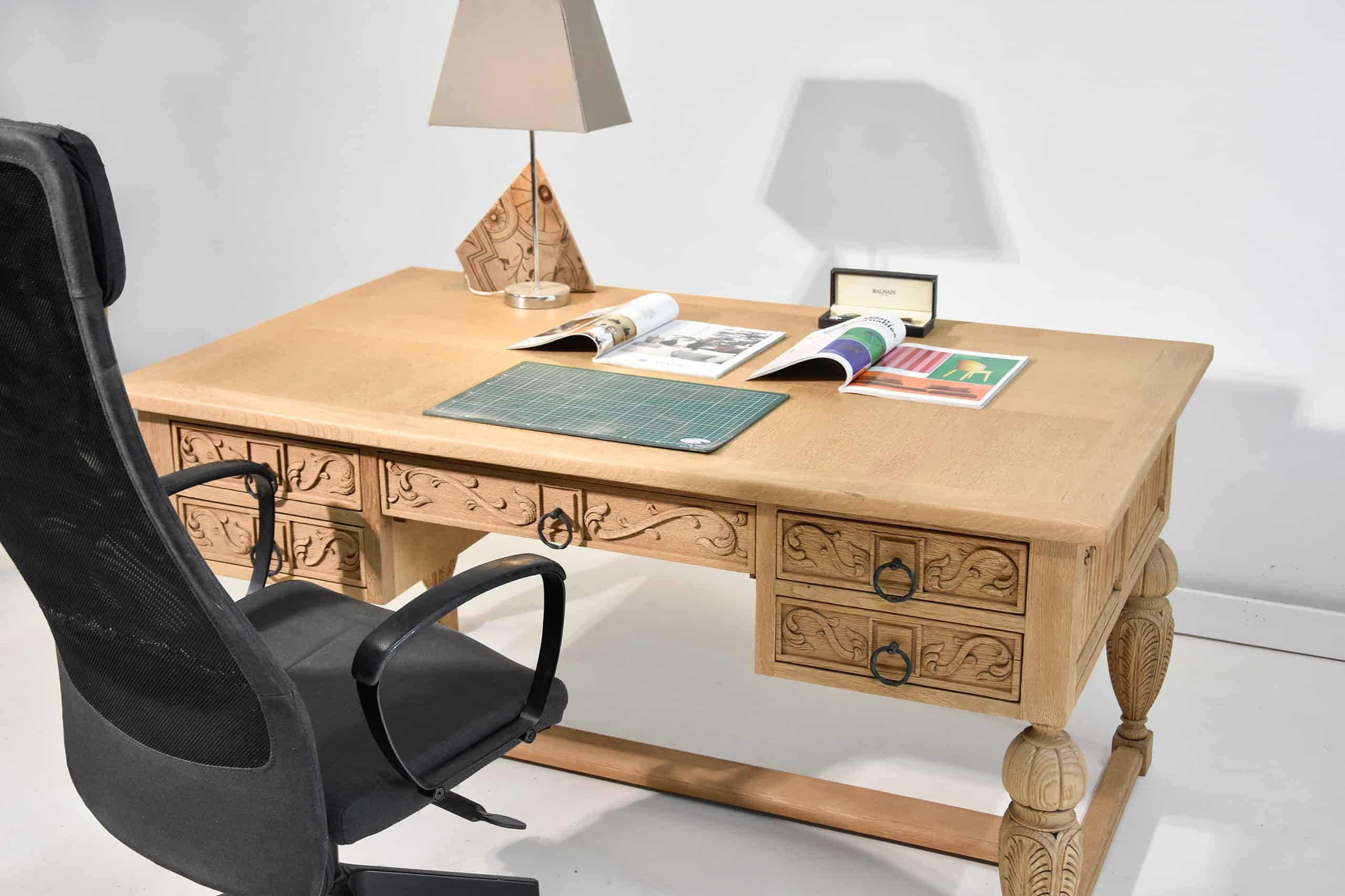 Bureau sculpté en chêne clair, style Renaissance