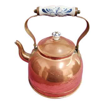 Copper kettle with ceramic handle