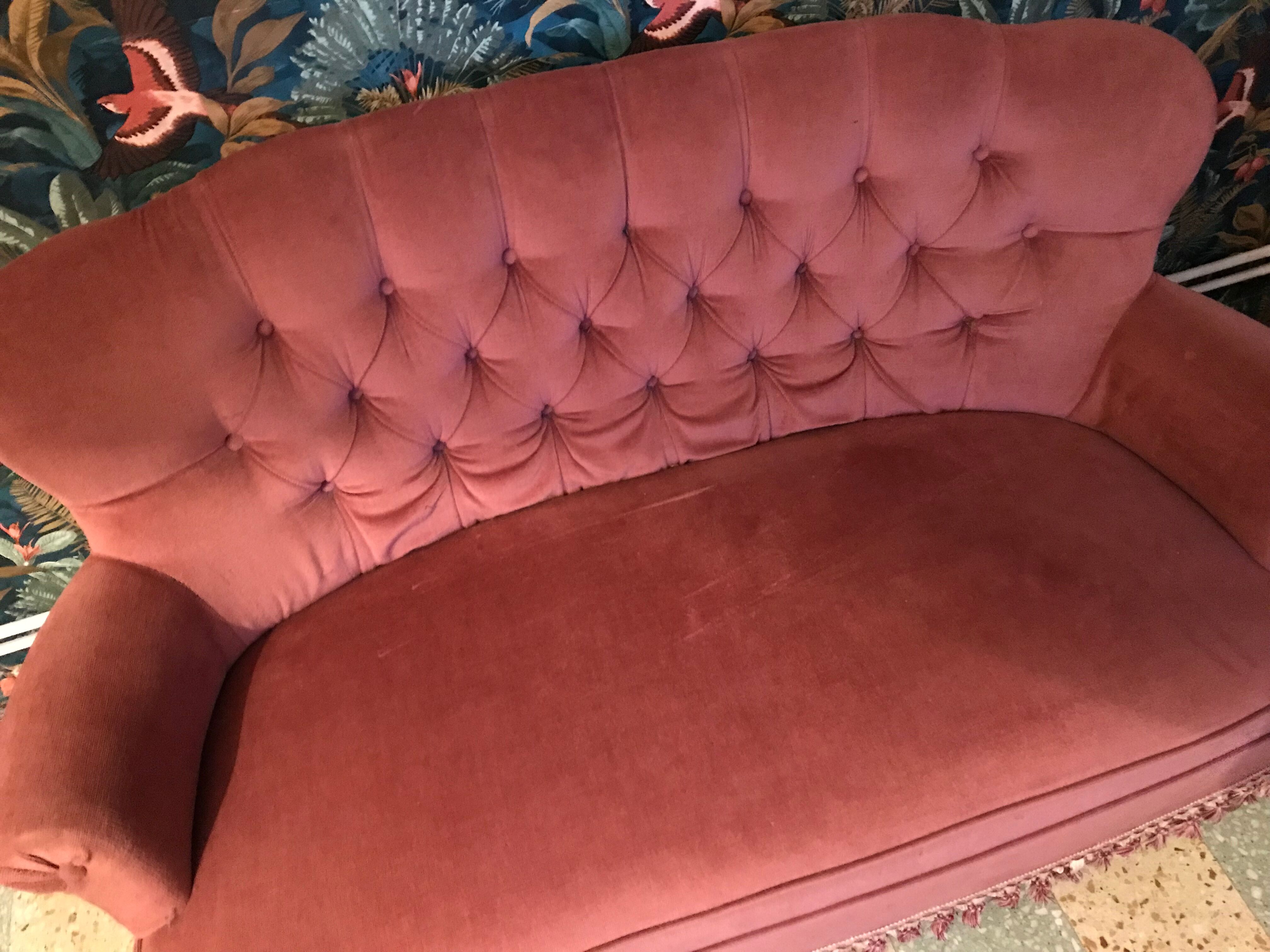 Sofa padded in old pink velvet