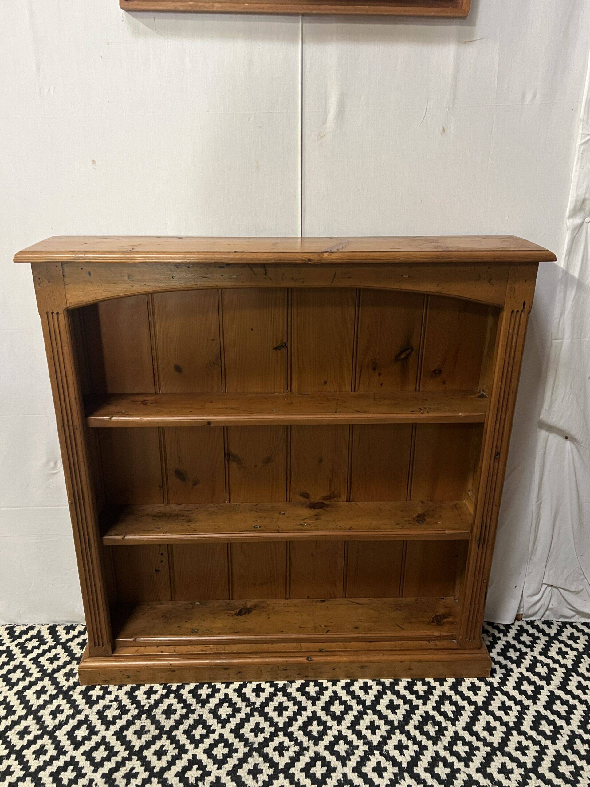 Bibus in solid pine, bookcase in pitch pine, 20th century manufacturing