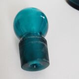 Flacon en verre et son bouchon bleu turquoise