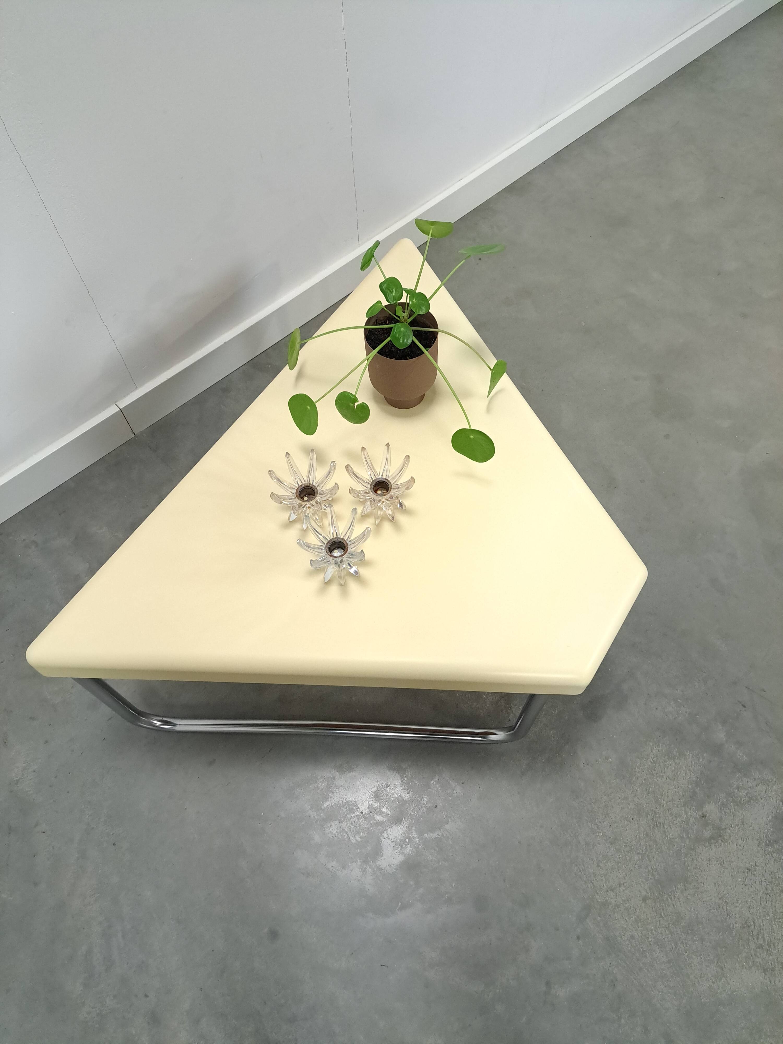 Table en plastique triangulaire de l'ère spatiale avec des pieds en tube chromé.