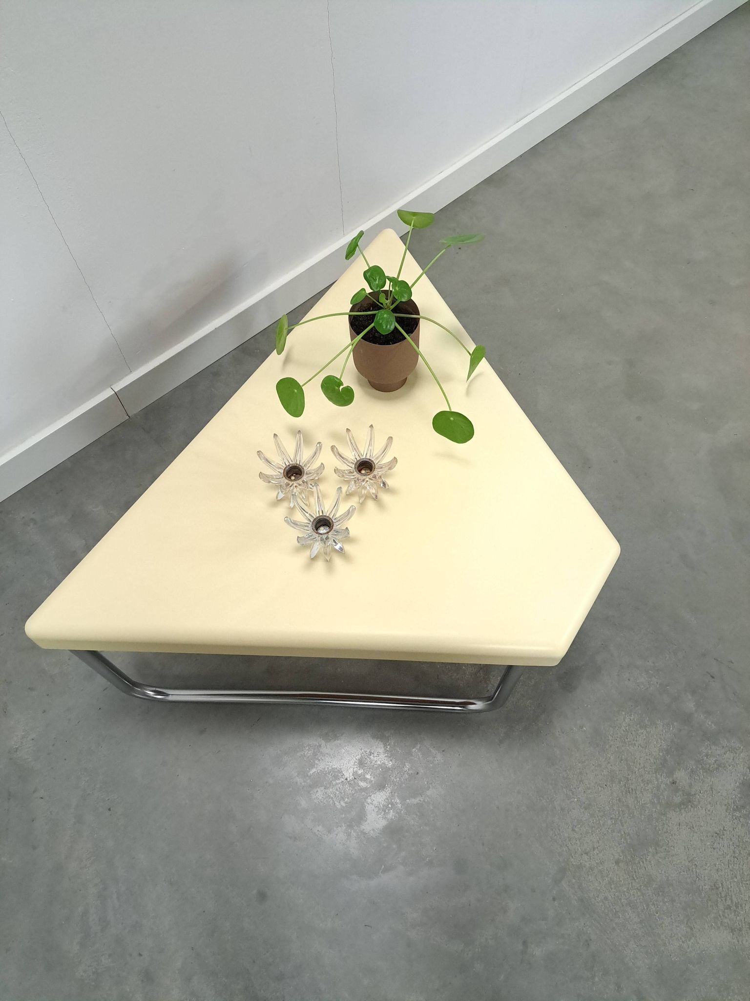 Space age driehoek kunststof tafel met chromen buisframe poten