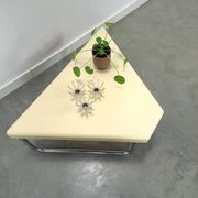 Space age driehoek kunststof tafel met chromen buisframe poten