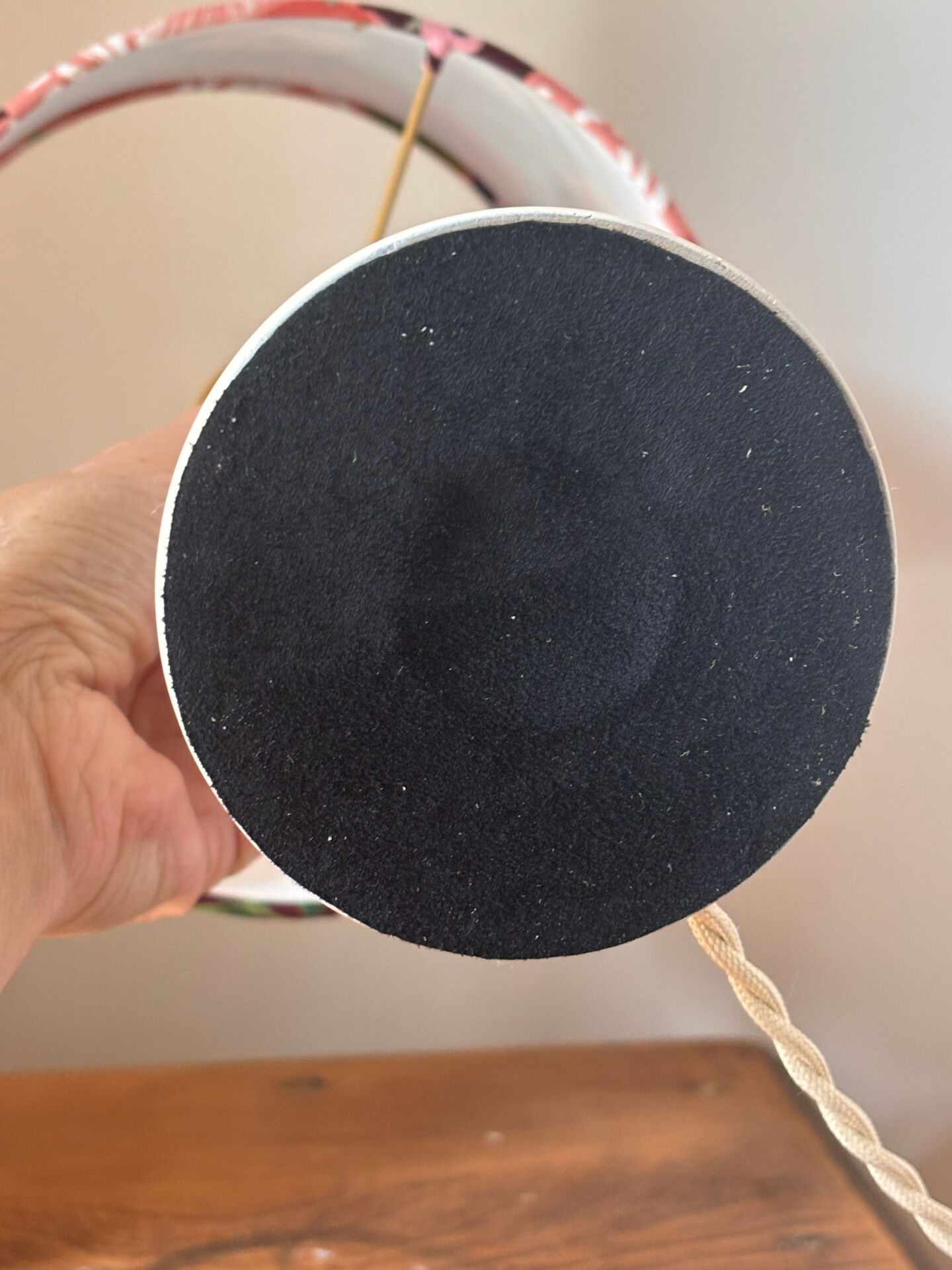 Lampe vintage rénovée – abat-jour fleuri fait main