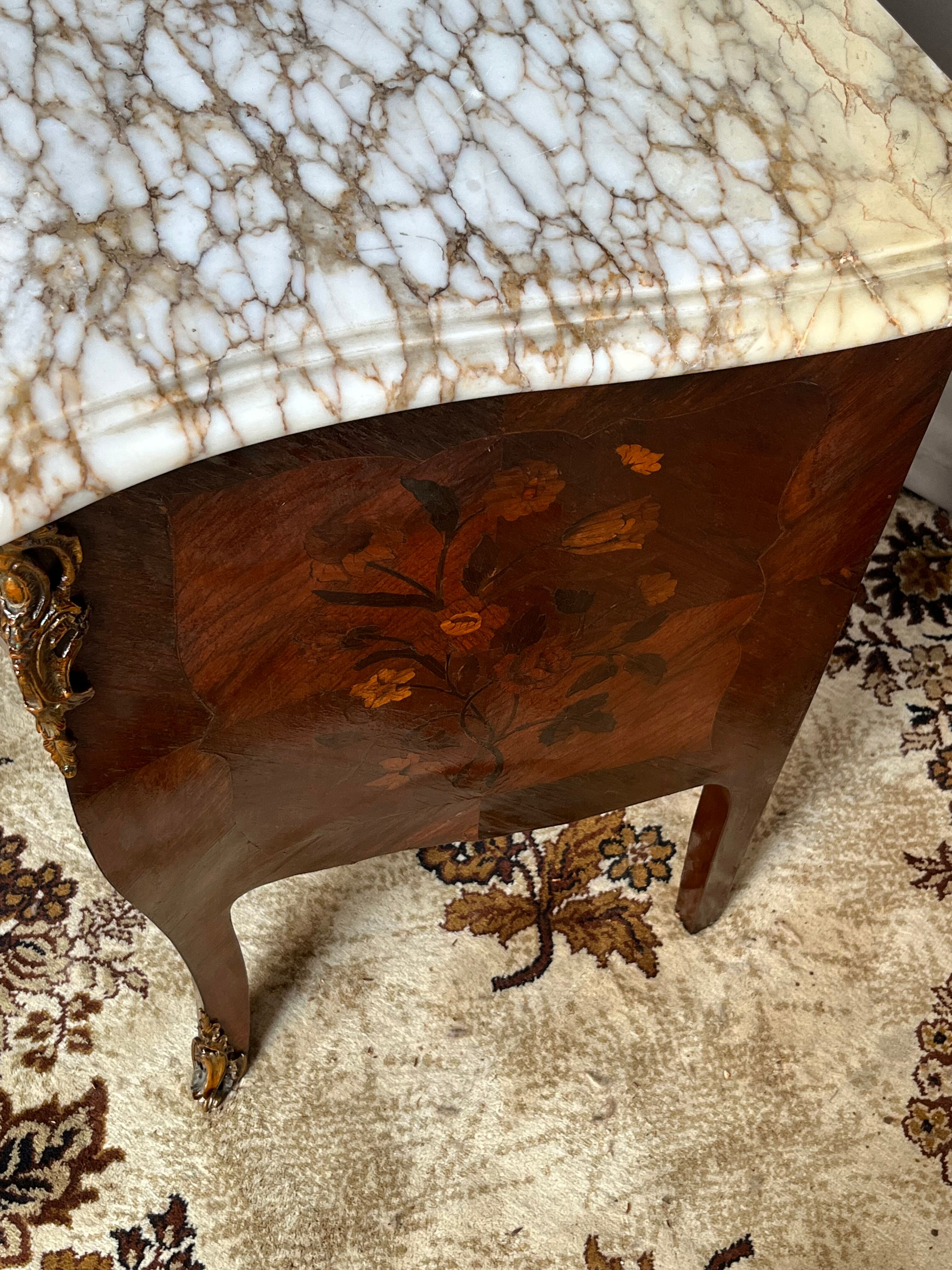 Curved marquetry chest of drawers