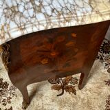 Commode galbée en marqueterie