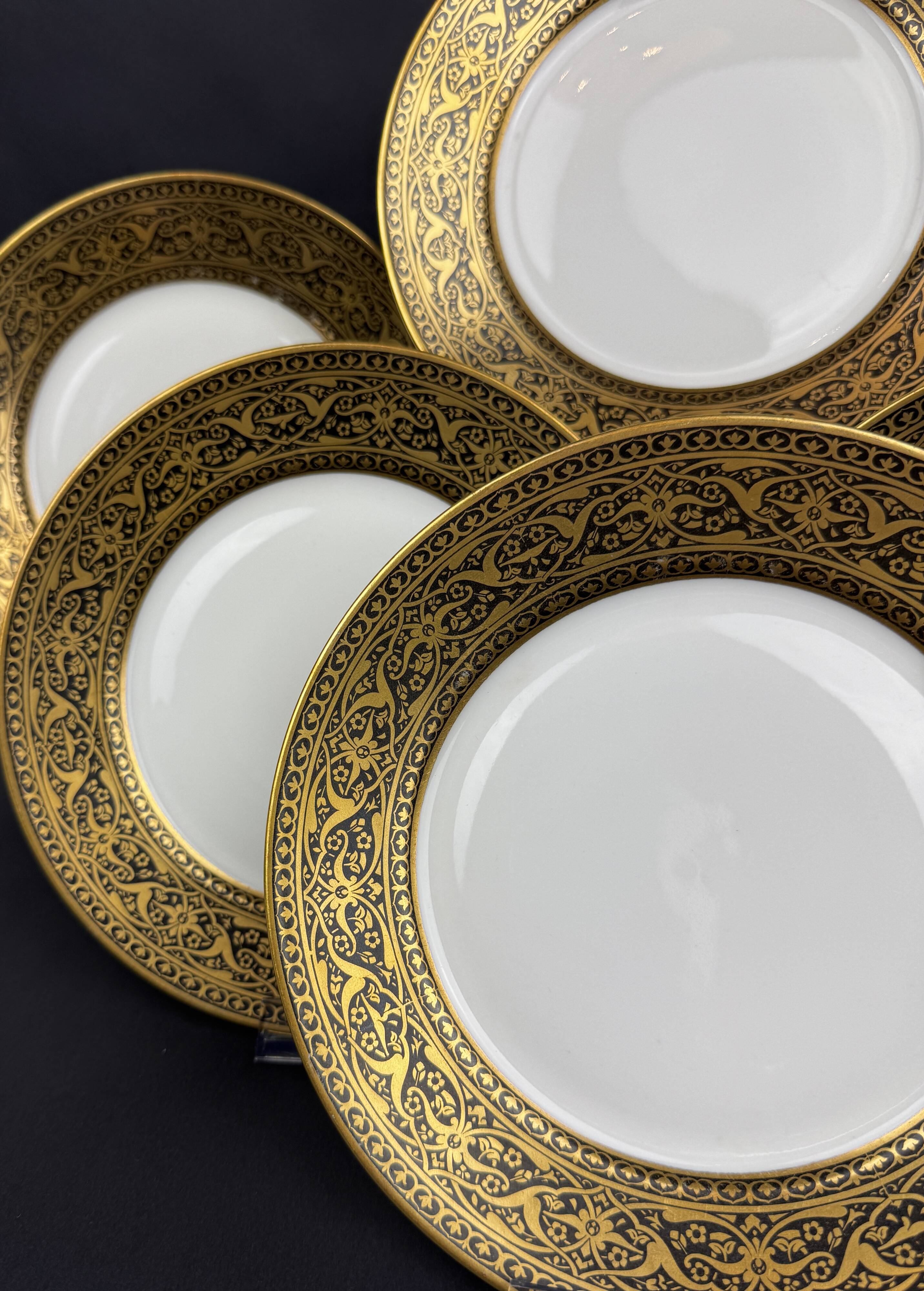 6 assiettes Limoges F Legrand décor noir et or fin