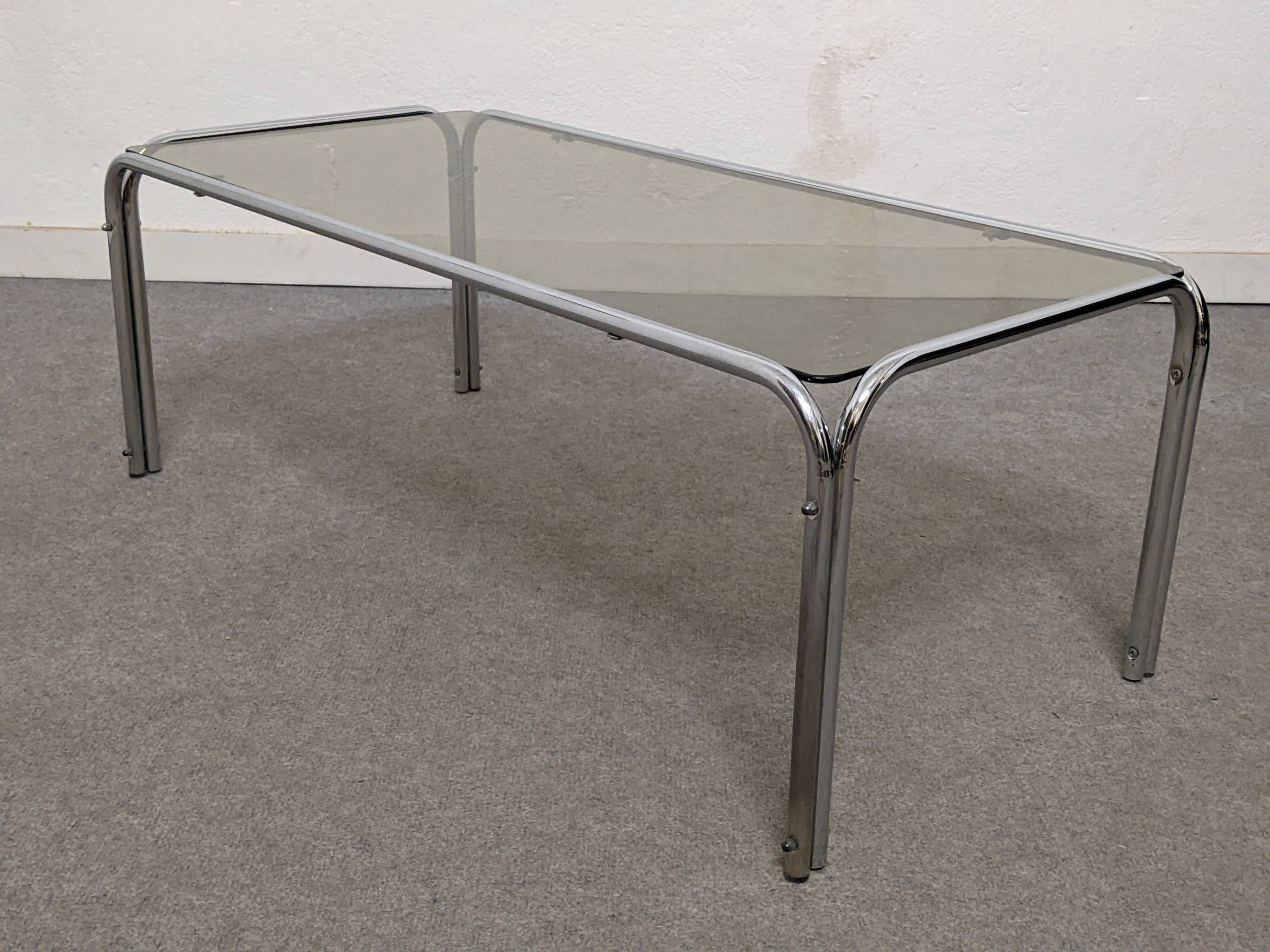 Table basse en métal chromé et verre fumé des années 70/80