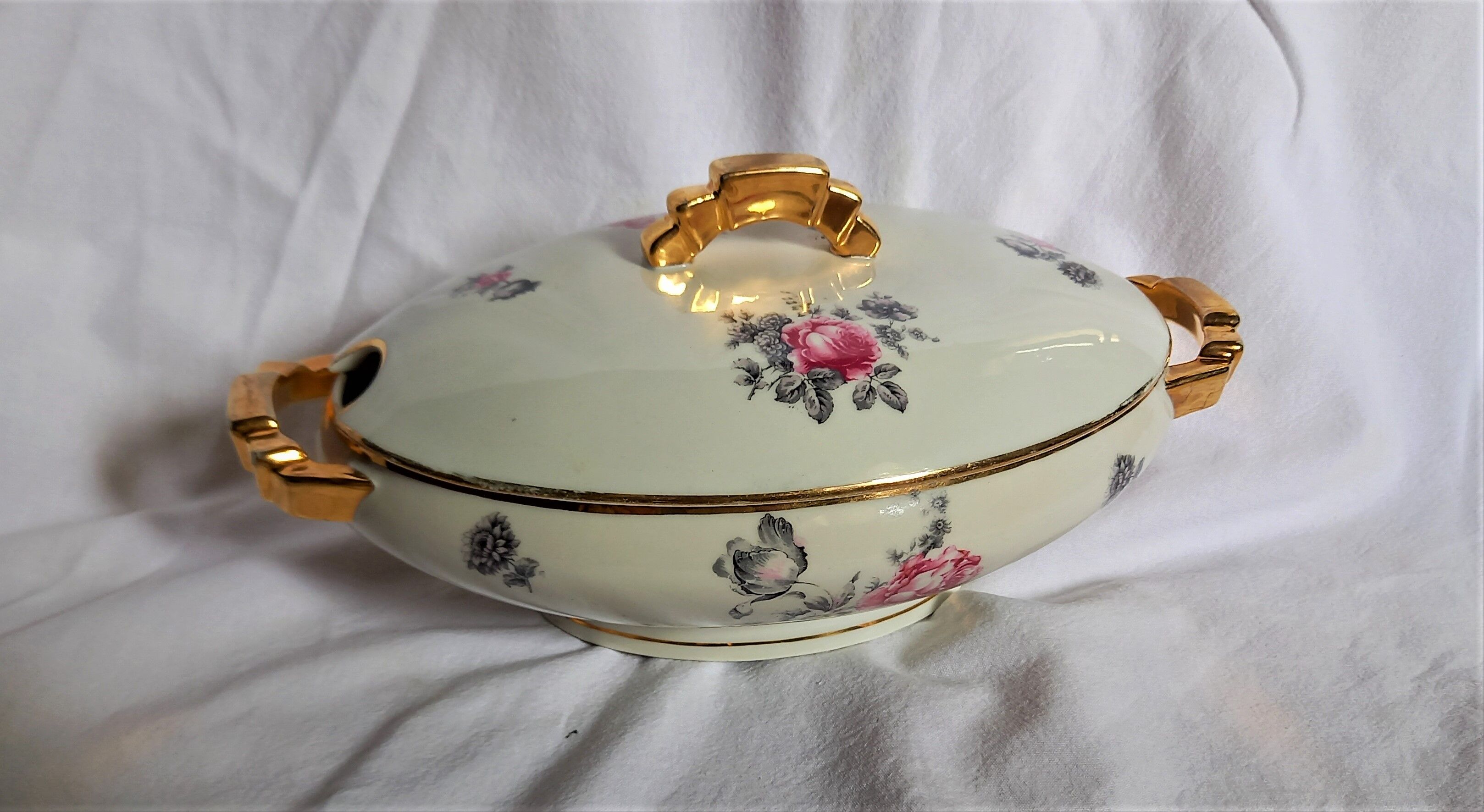Former Limoges porcelain vegetable/soup kitchen with floral decoration