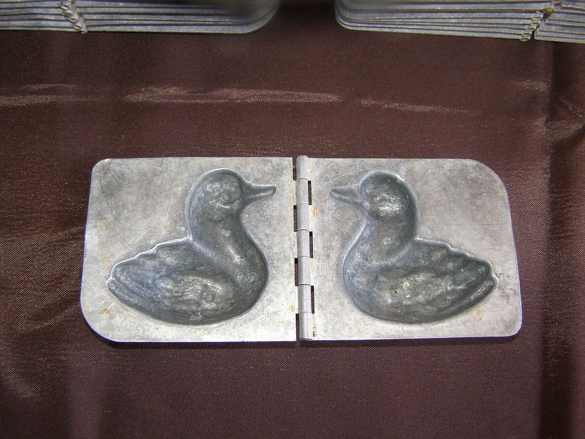 Set of 32 aluminum duck shaped pastry molds