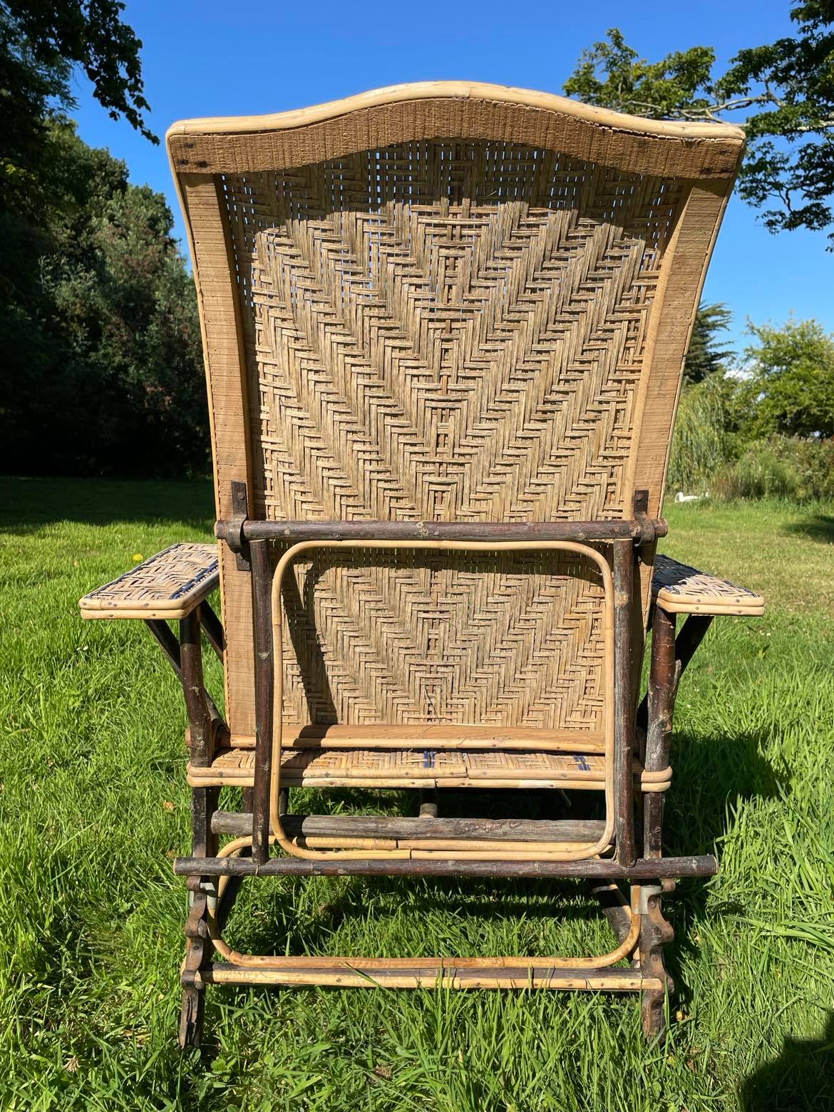 Braided wicker chaise longue, rattan and chestnut
