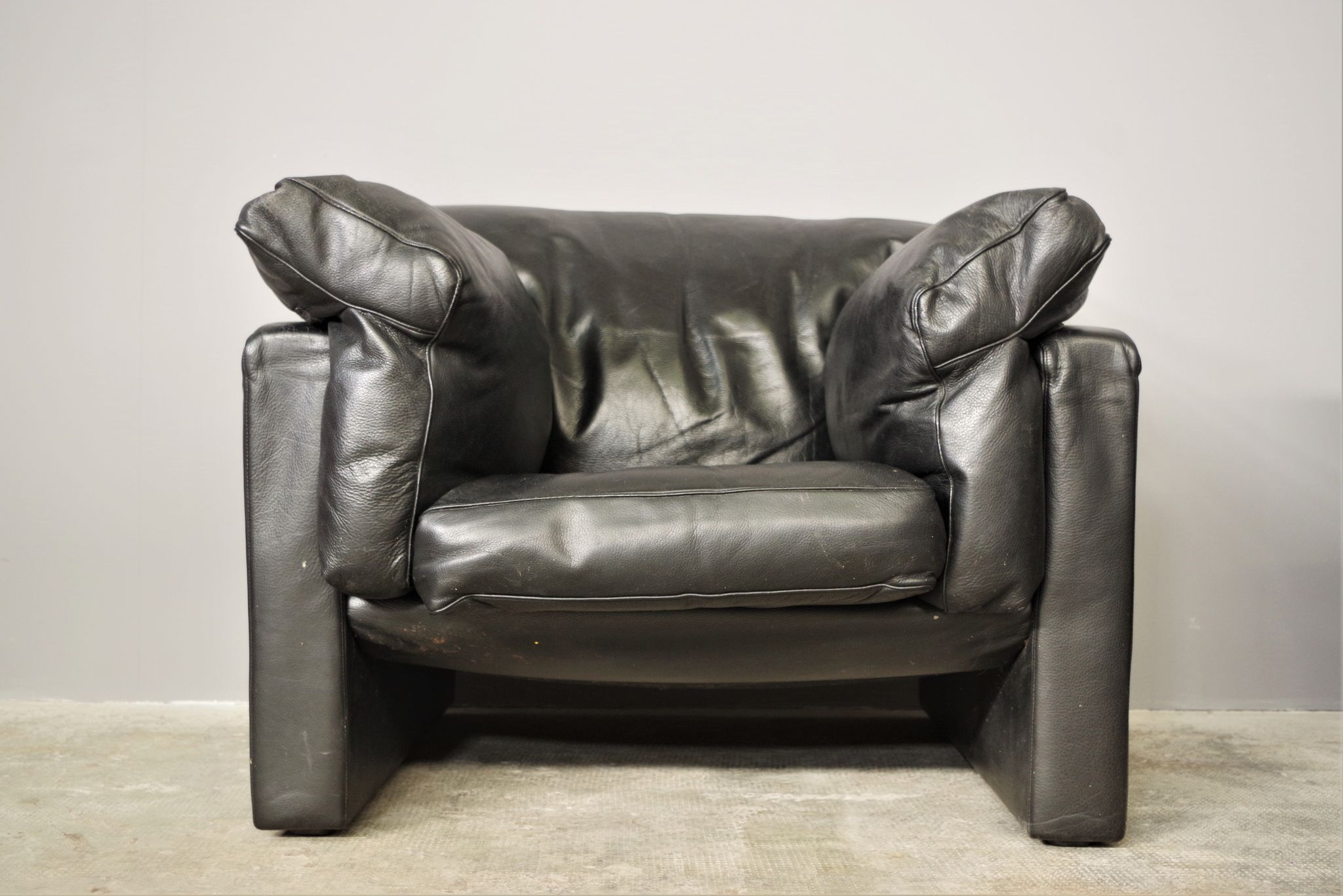 Moroso sofa set and armchairs in black leather, 1984