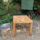 Table minimaliste carrée