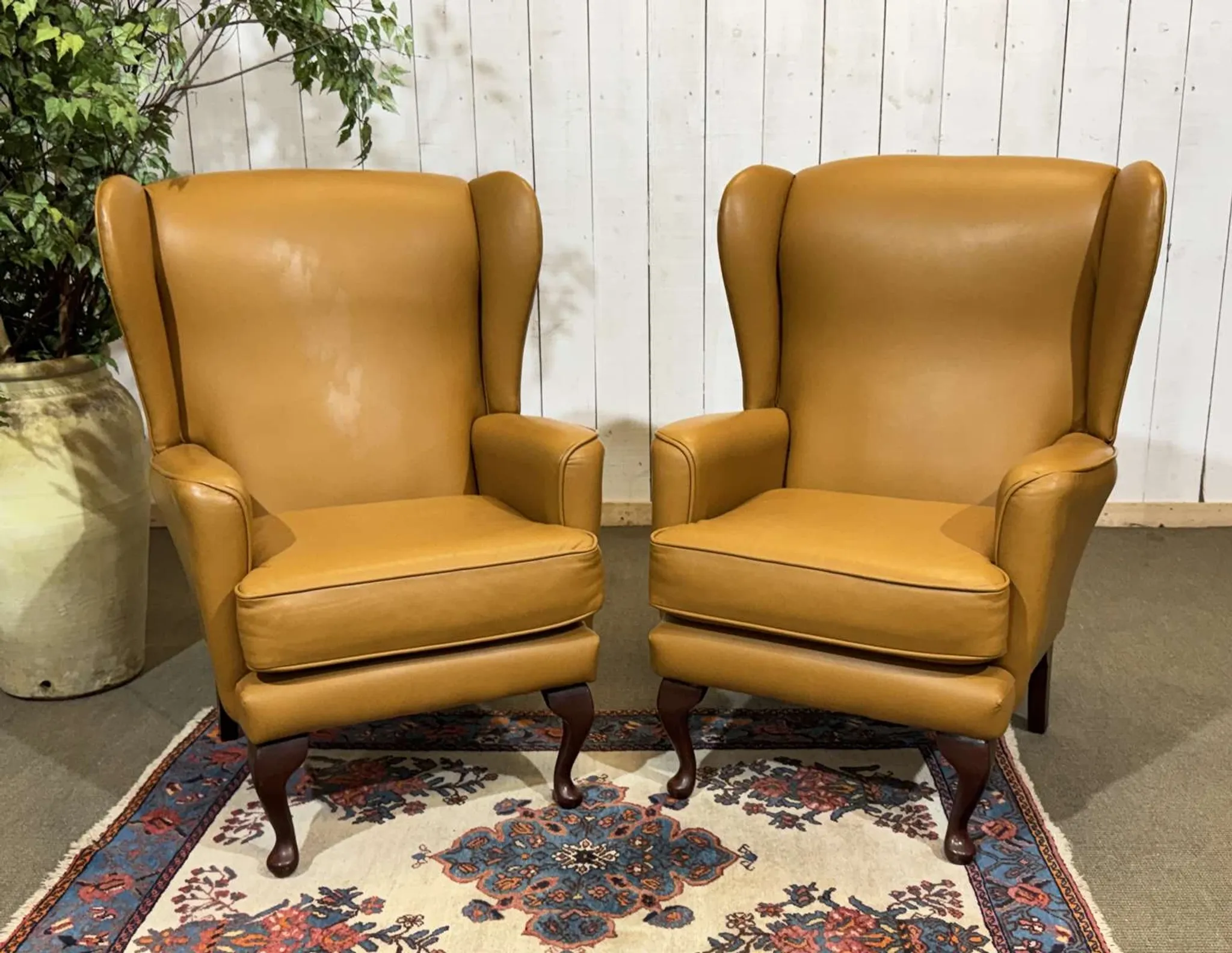 Pair of 1980s English wingback armchairs in leather.