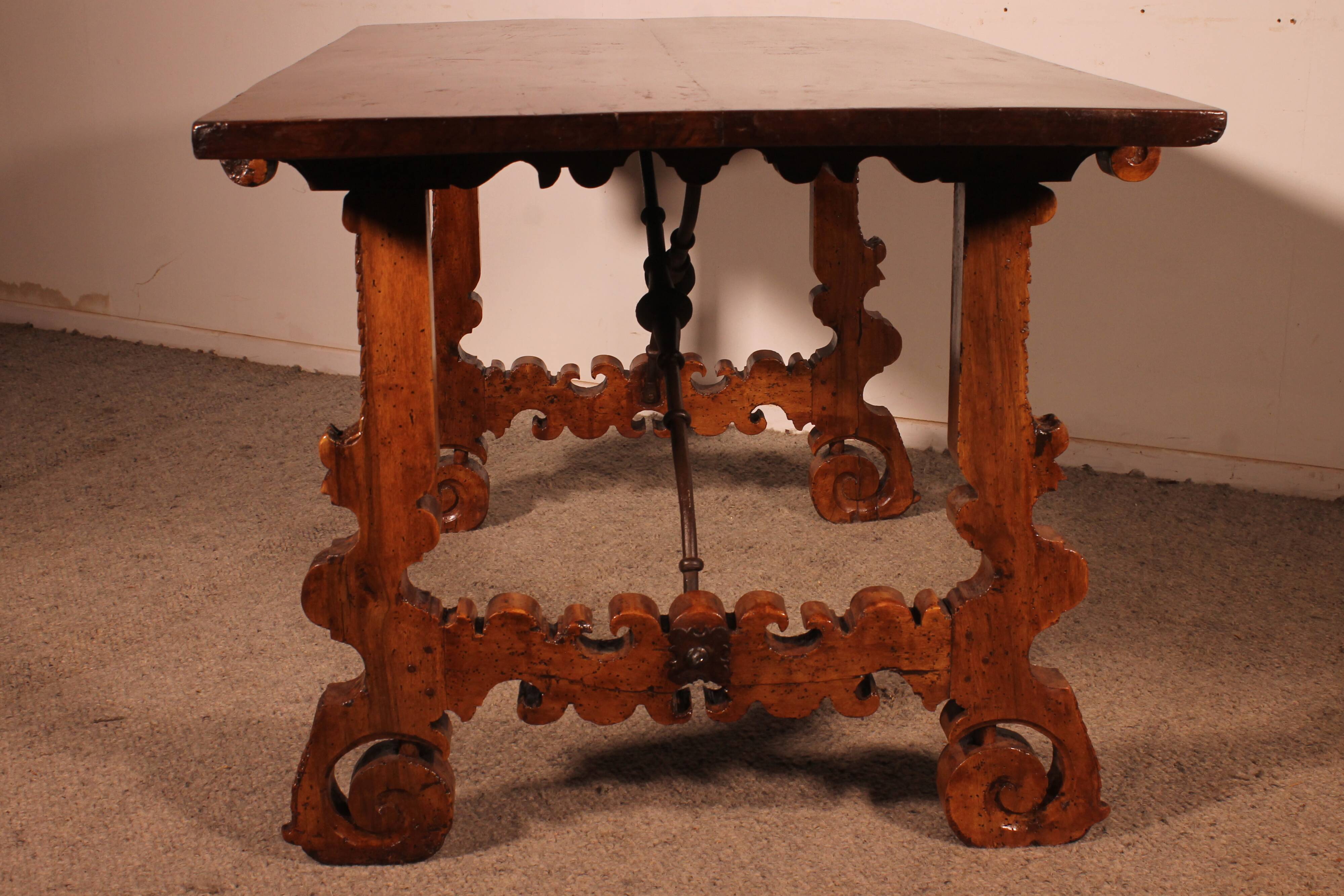 Spanish Renaissance Table In Blond Walnut - 17th Century