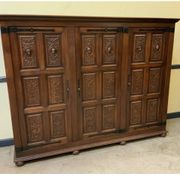 Armoire néogothique ancienne avec compartiment à linge