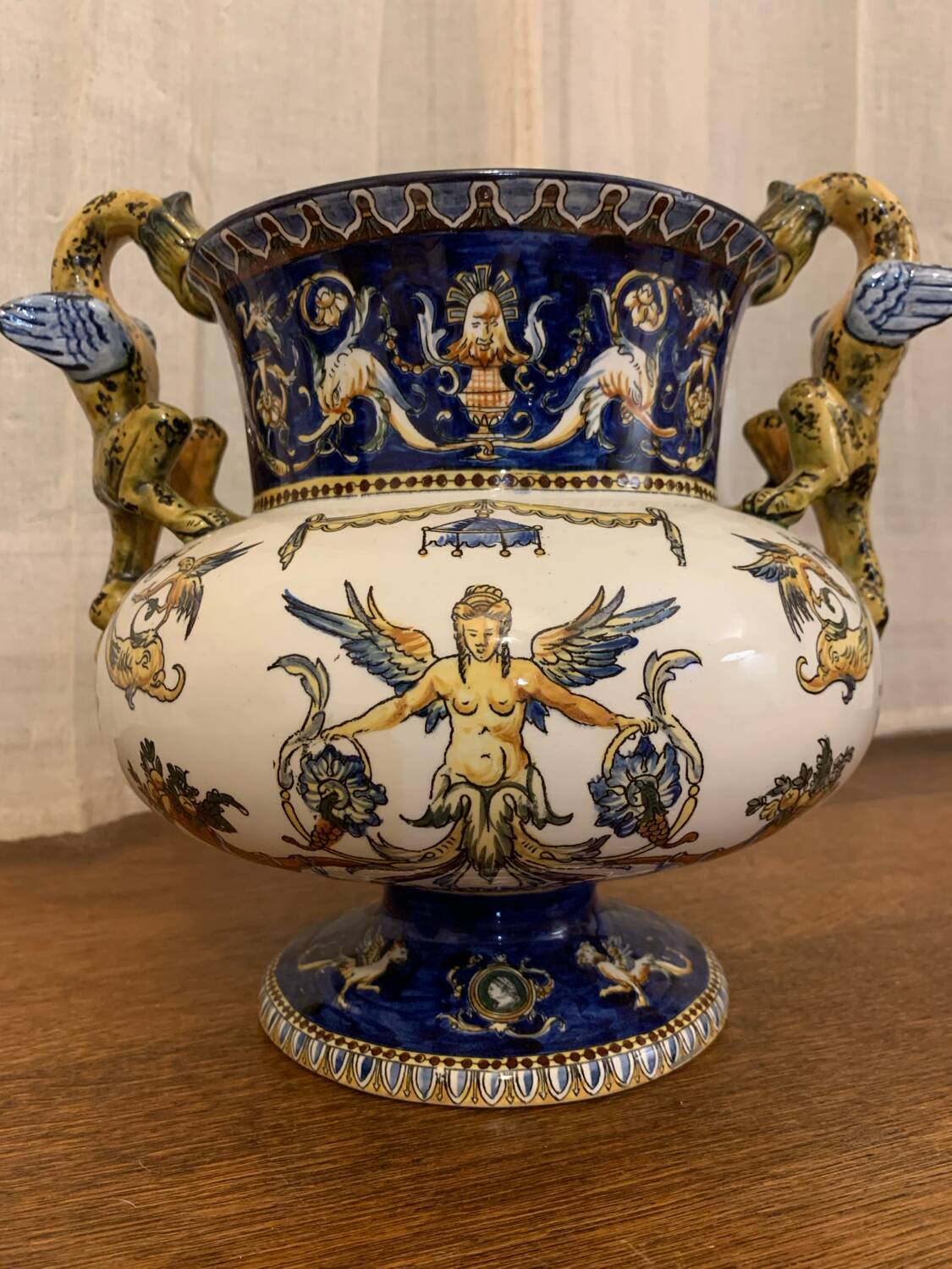Médicis vase with chimeras in Gien earthenware, 19th century.