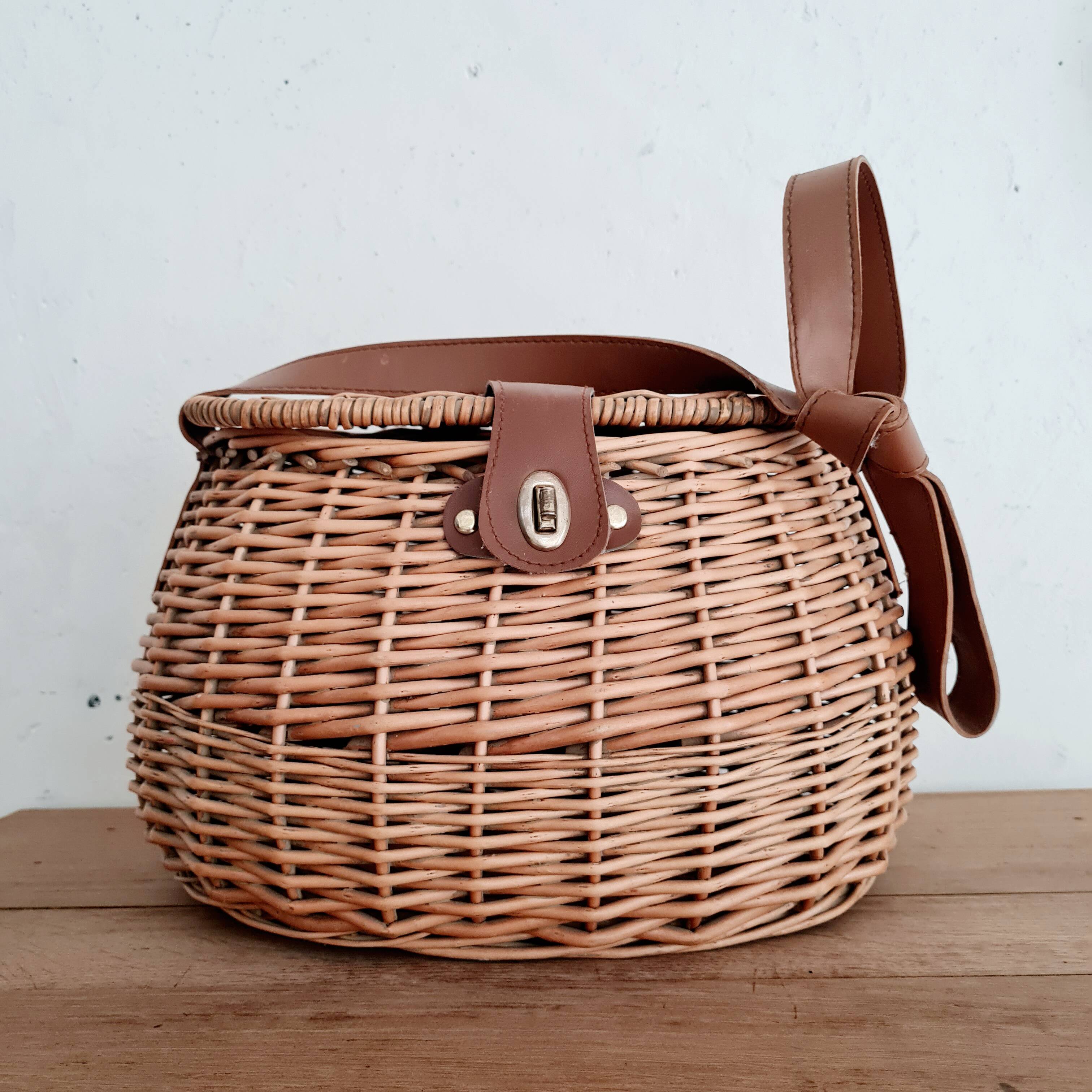 Rattan fisherman's basket or bag