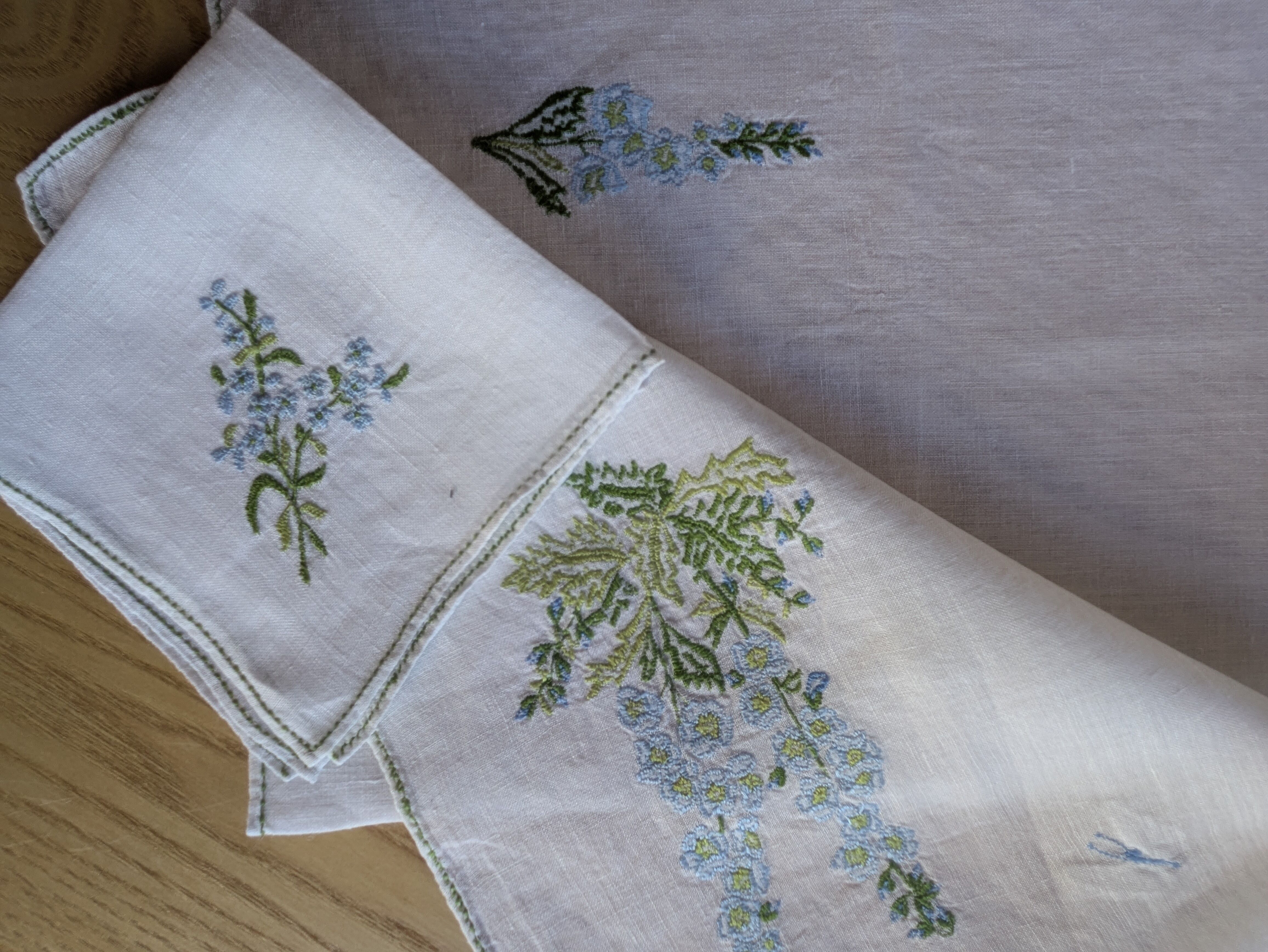 Duo de table brodé main en voile de lin – Delphiniums & Papillon