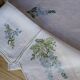 Duo de table brodé main en voile de lin – Delphiniums & Papillon