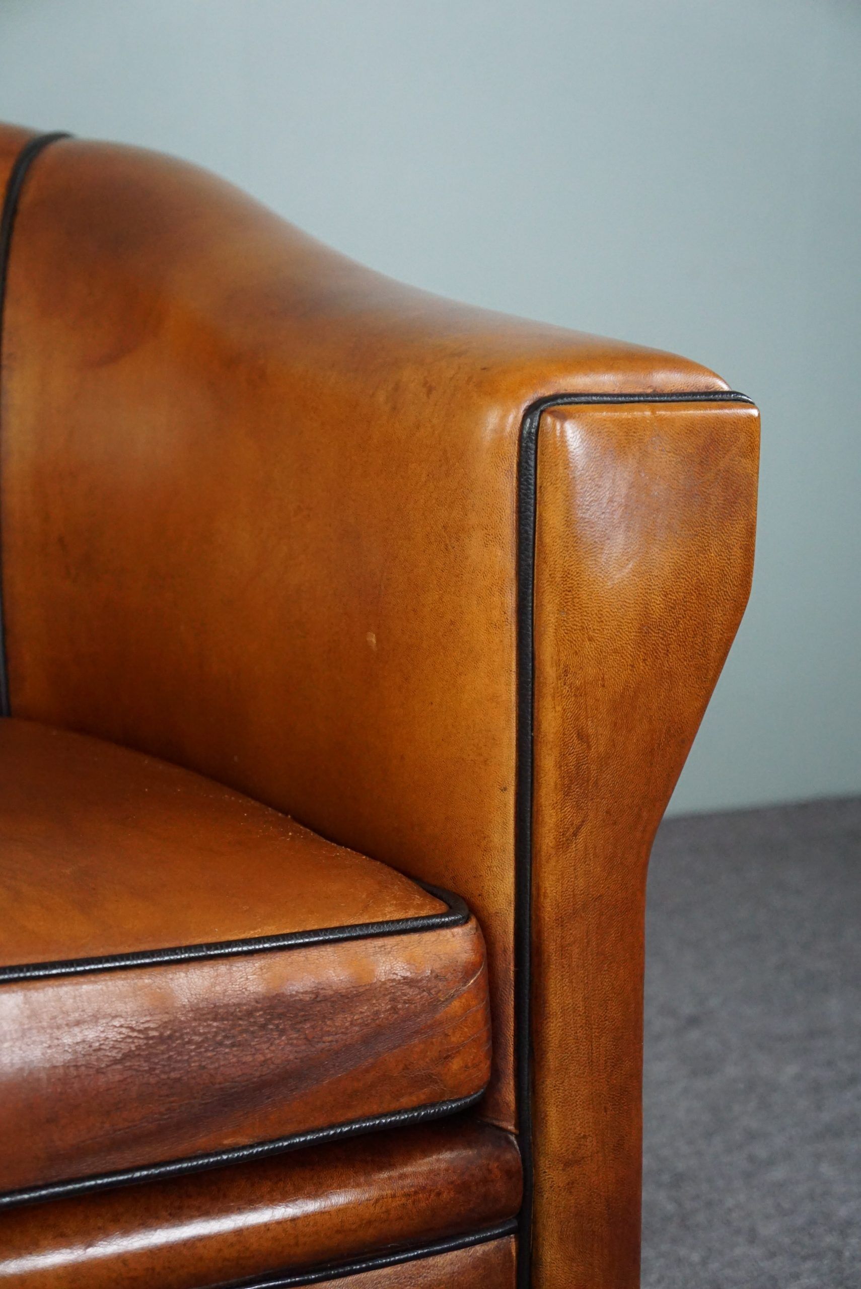 Set de 2 fauteuils Art Déco en cuir de mouton passepoil noir