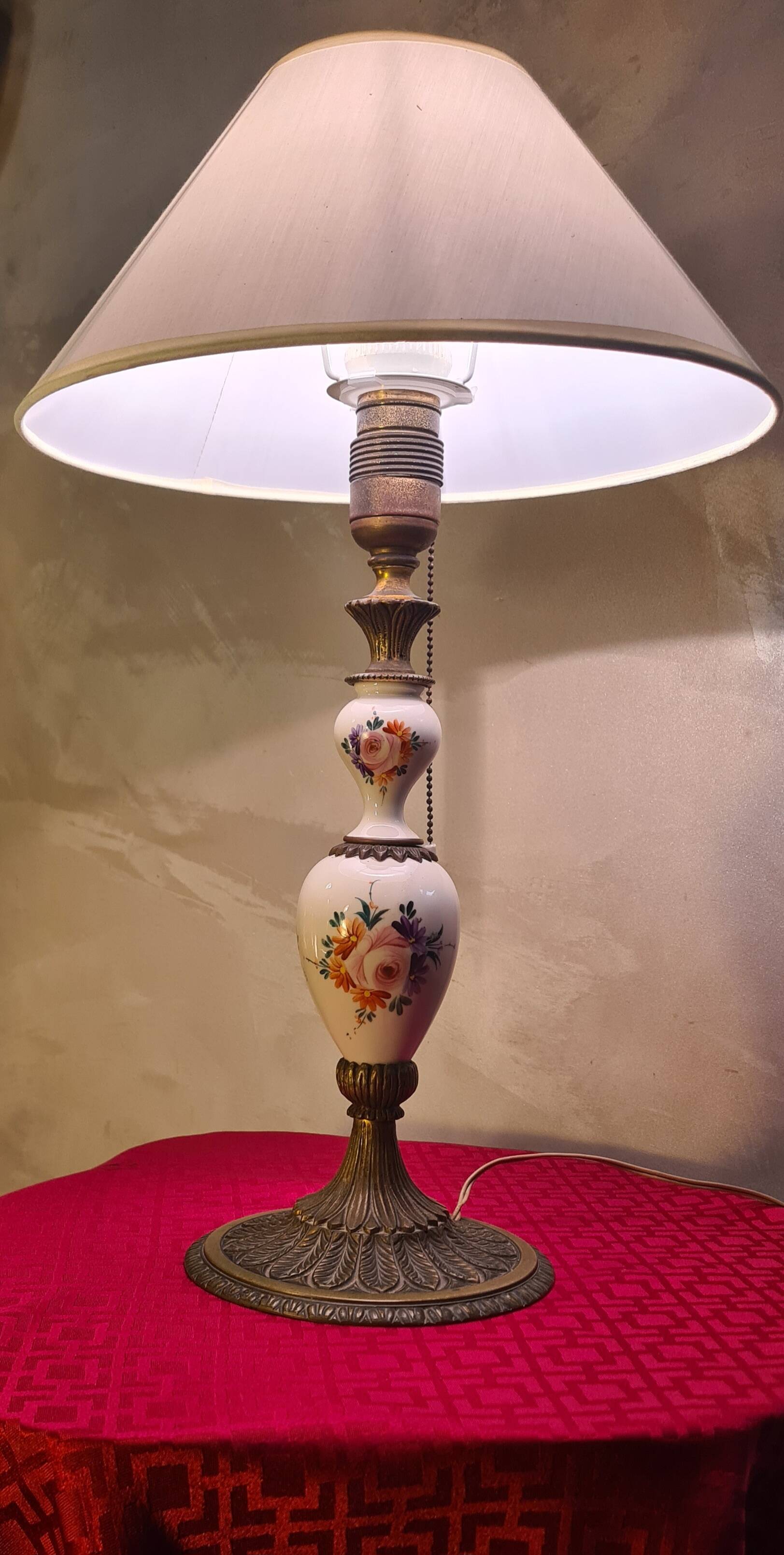 very elegant porcelain and bronze lamp, pull cord switch 50x30 very good e