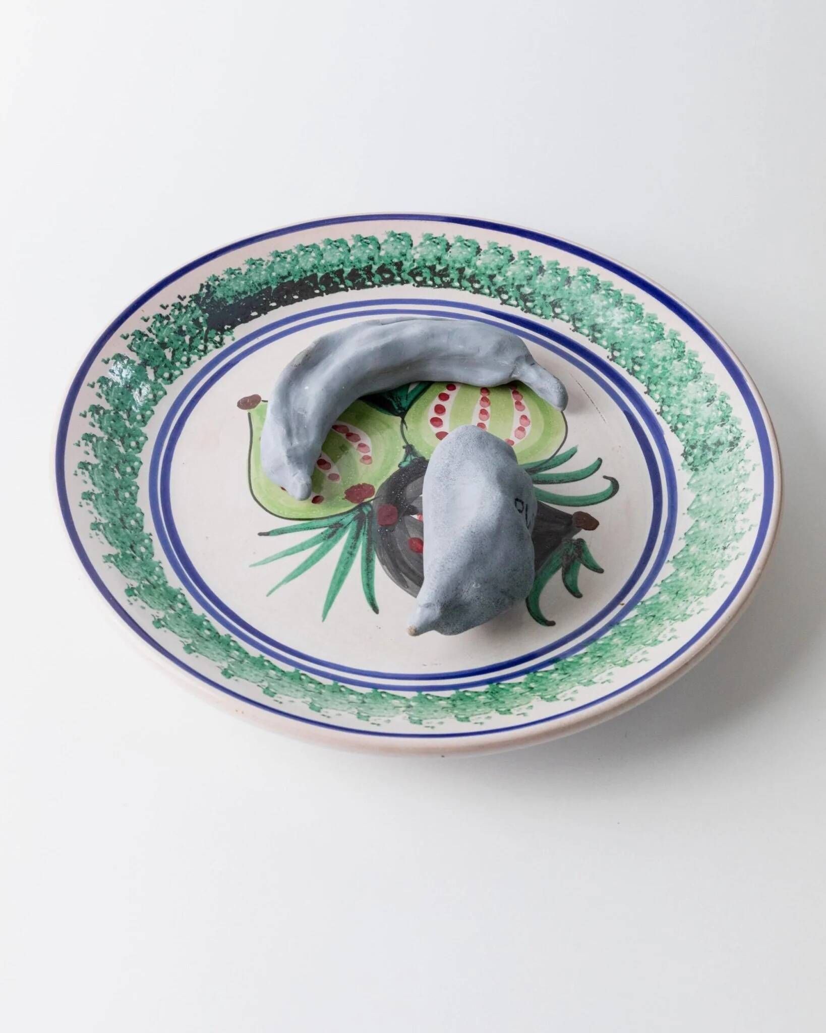 XXL vintage wall or collector's plate in ceramic - hand-painted fruit pattern, 3 figs - Sicily, Italy, 1960s - retro decoration, elegant gift idea