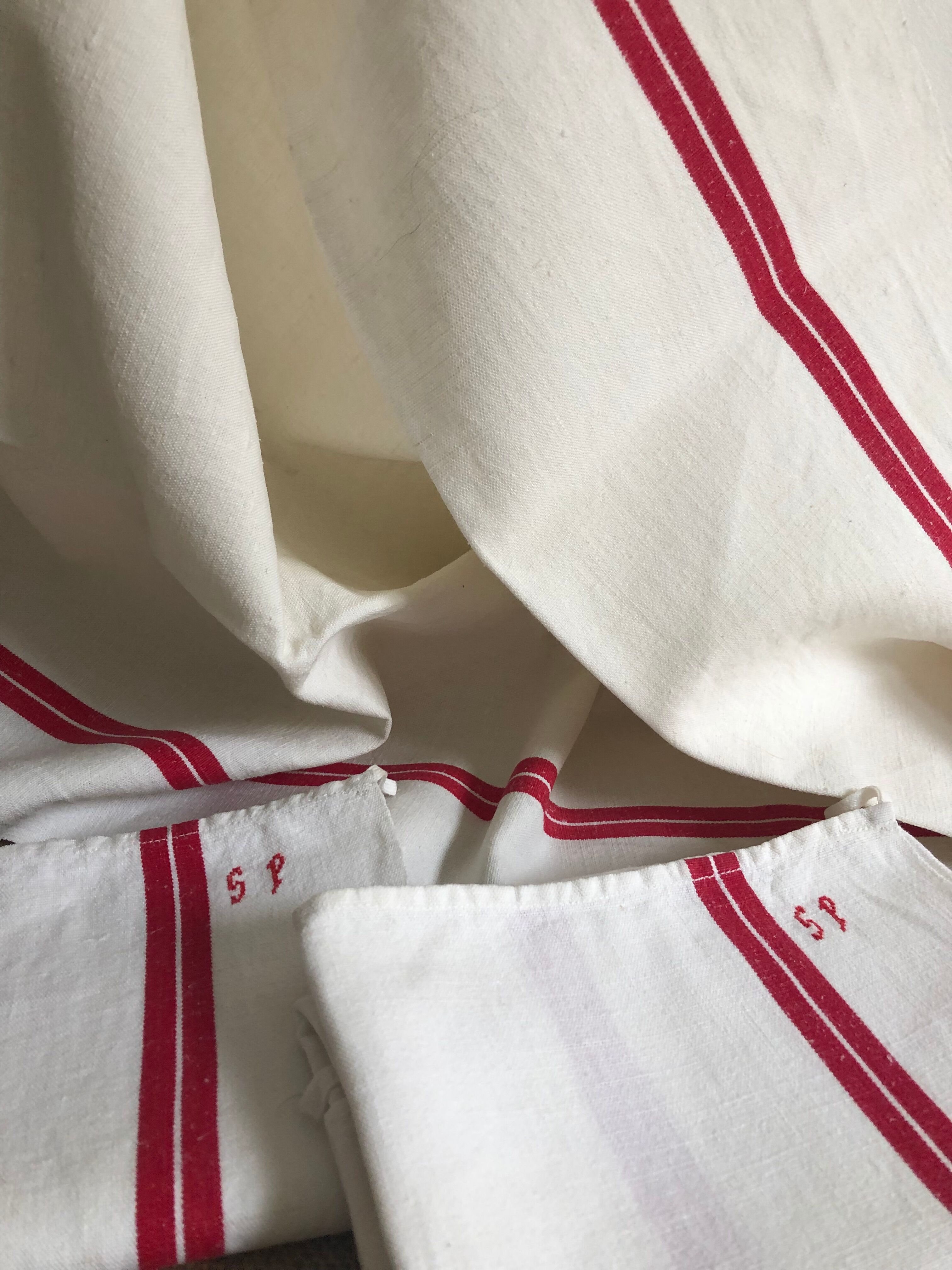 Set of 3 tea towels with red beds SP