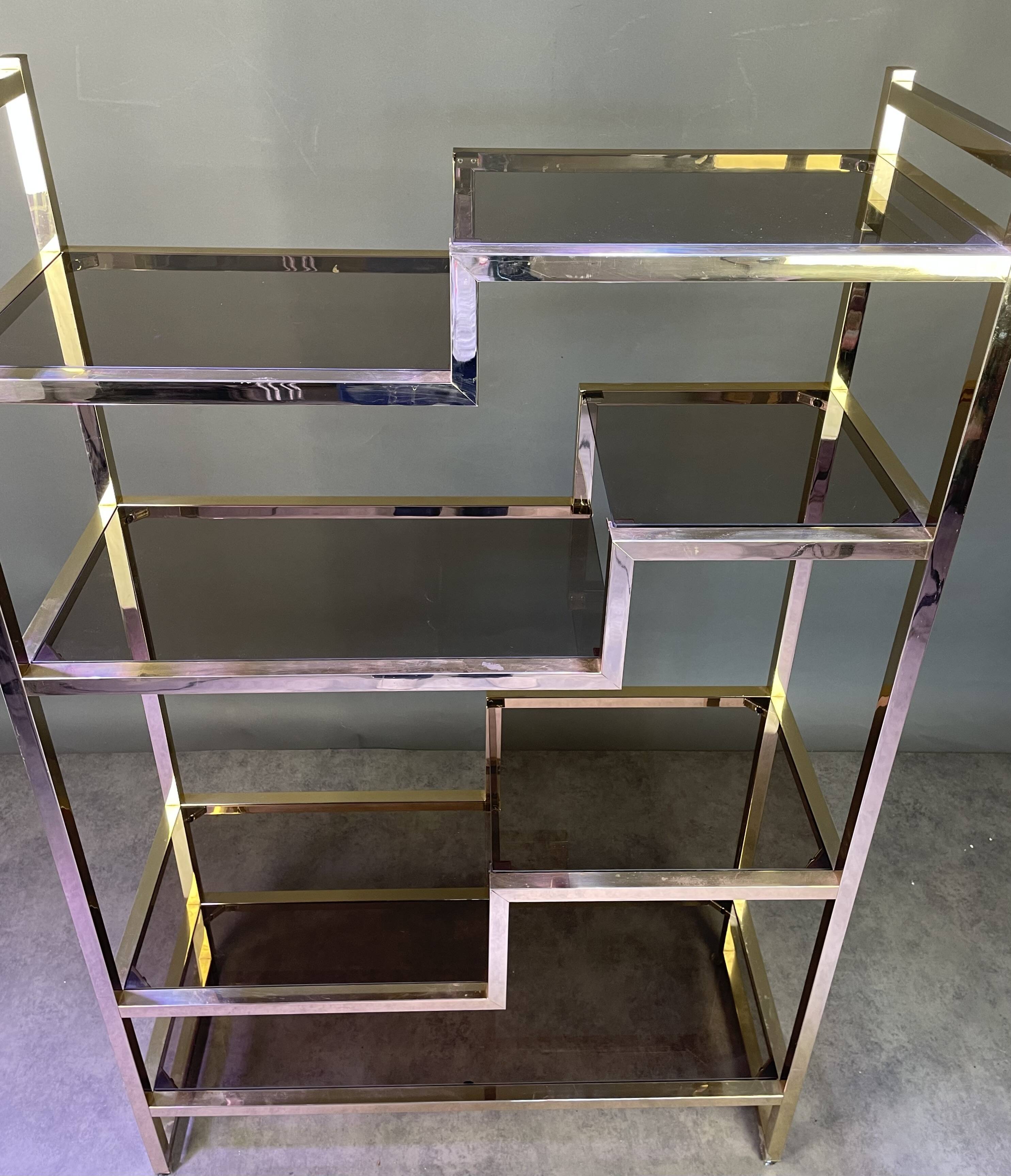 Etagère italienne en métal doré et verre fumé