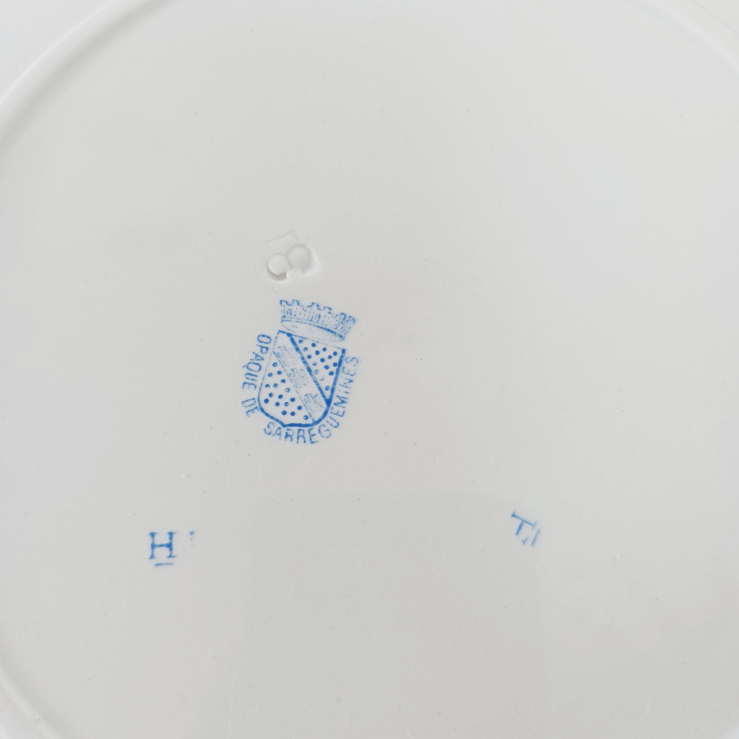 Set of 5 flat plates with blue checkerboard, Sarreguemines 19th