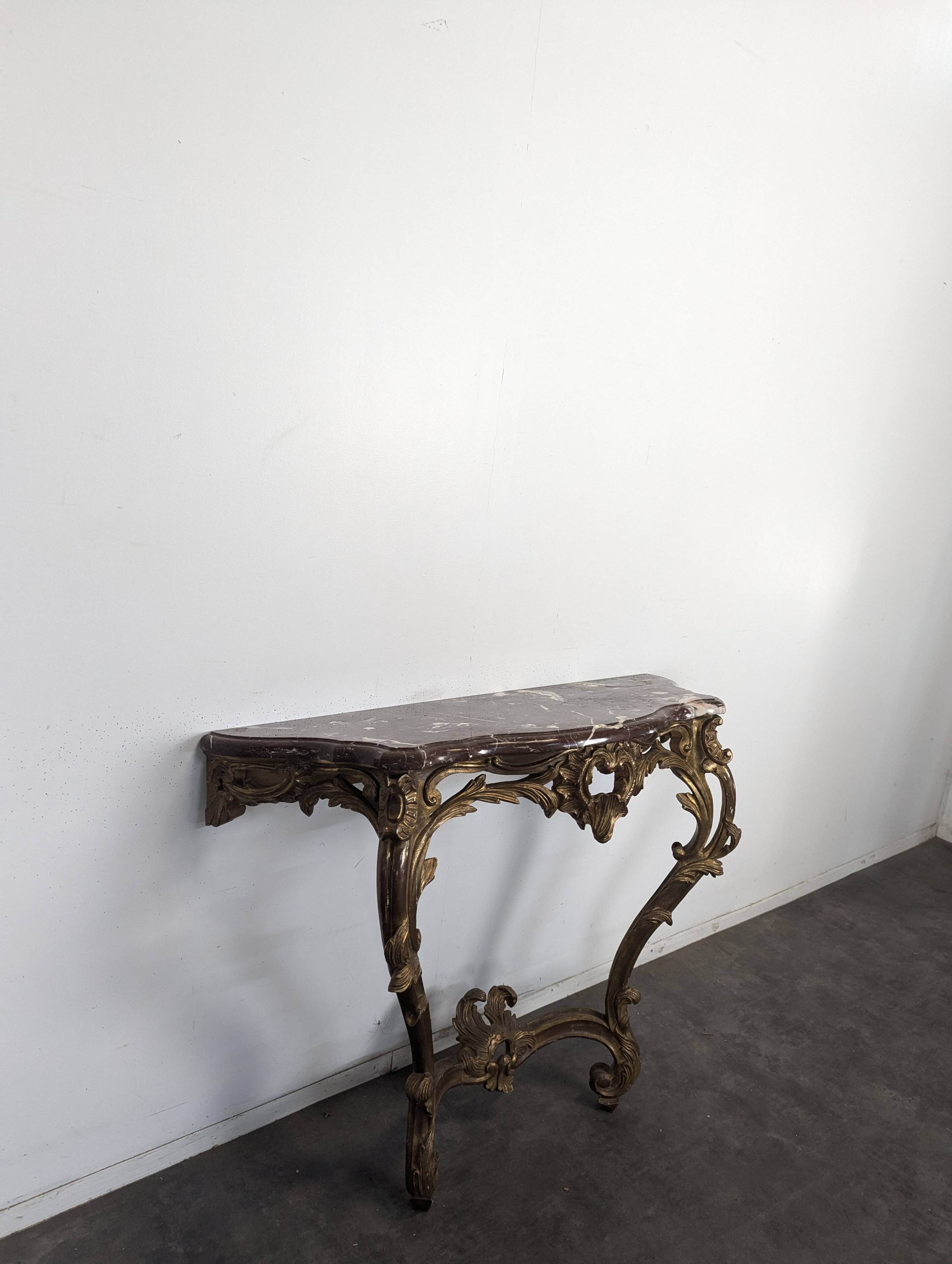 Console Louis XV en bois doré sculpté dessus marbre rouge