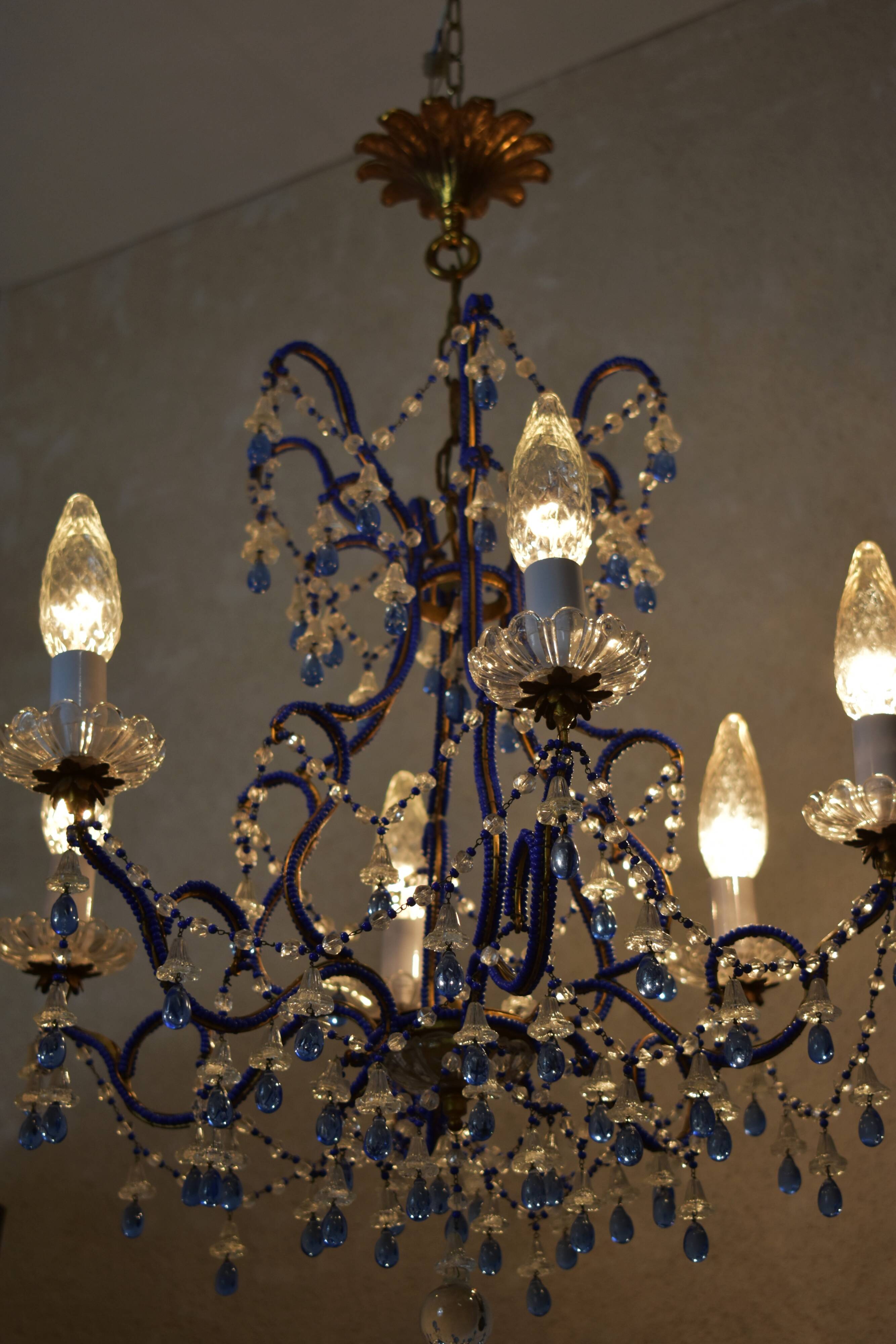 lustre bleu, fait de perles.