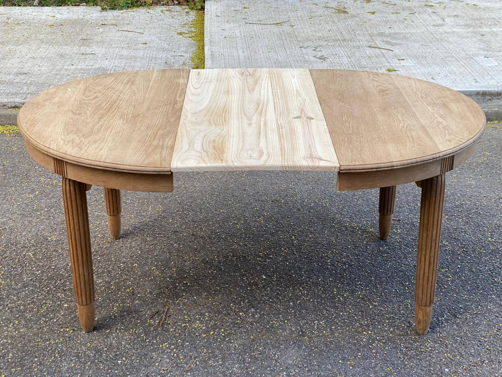 Renovated round Art Deco dining table, extendable, made of solid oak, 213cm.