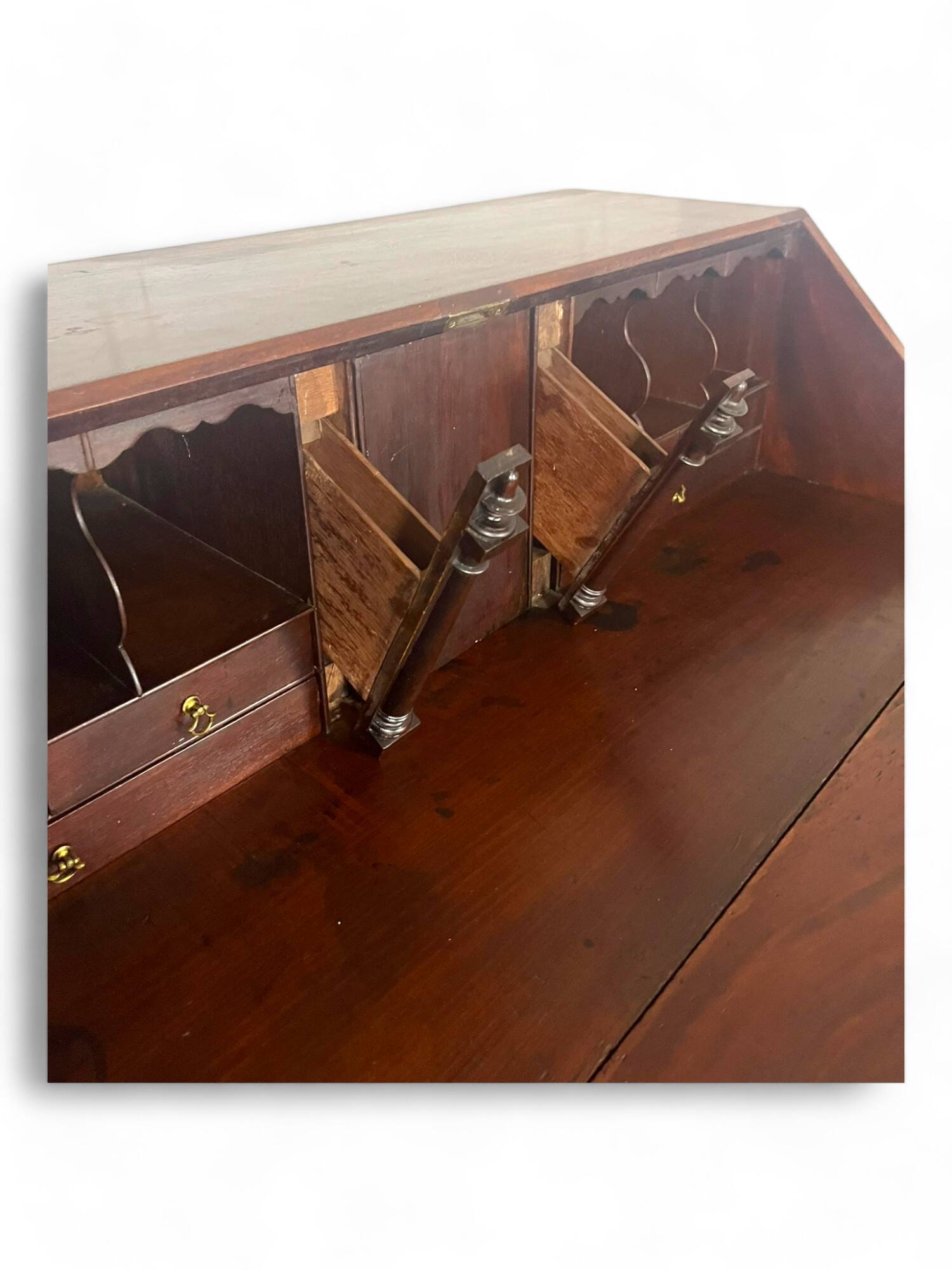 English mahogany sloping chest of drawers - England 18th - George III