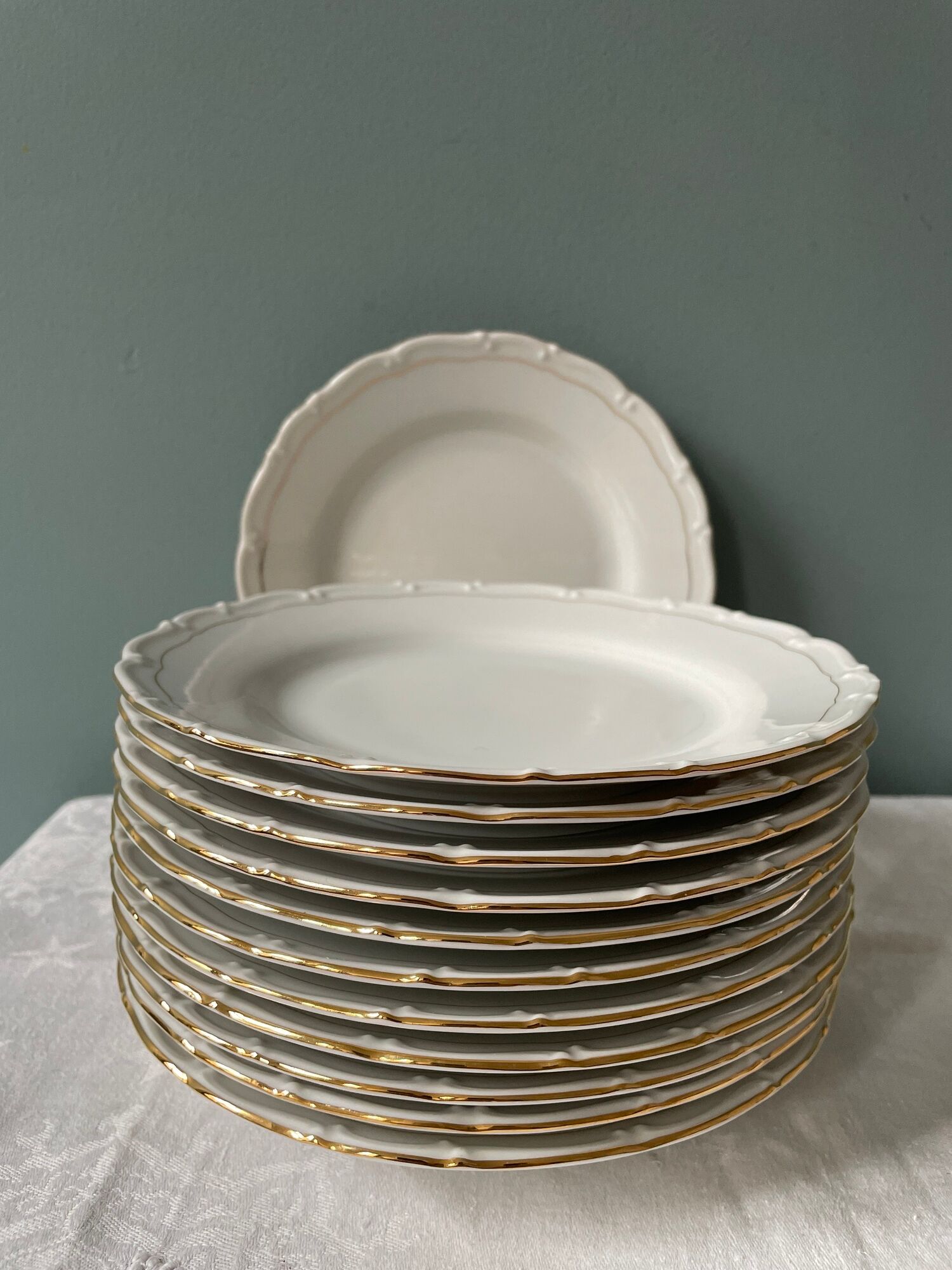 Series of 12 dessert plates in fine bohemian porcelain