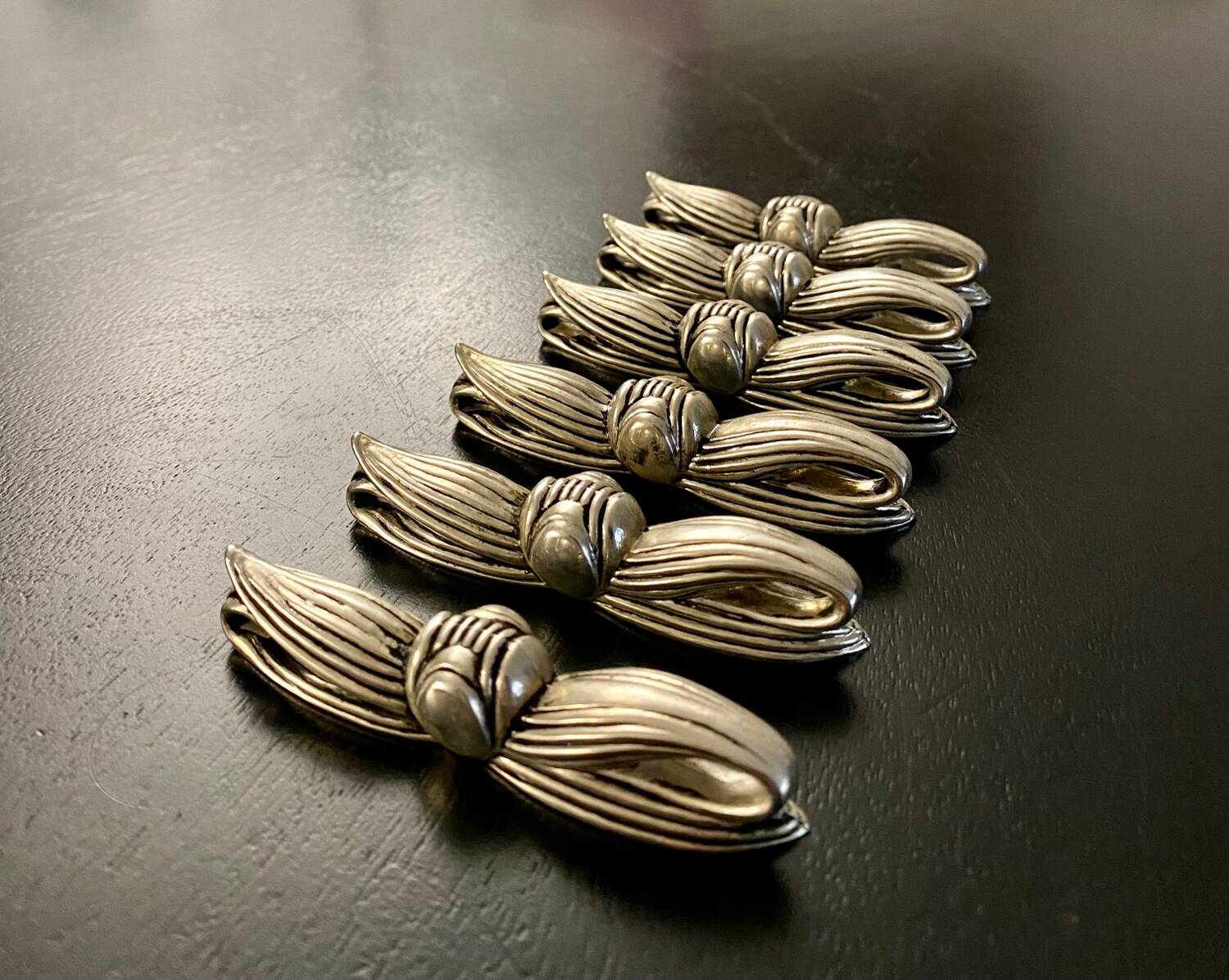 6 metal bow-shaped knife holders